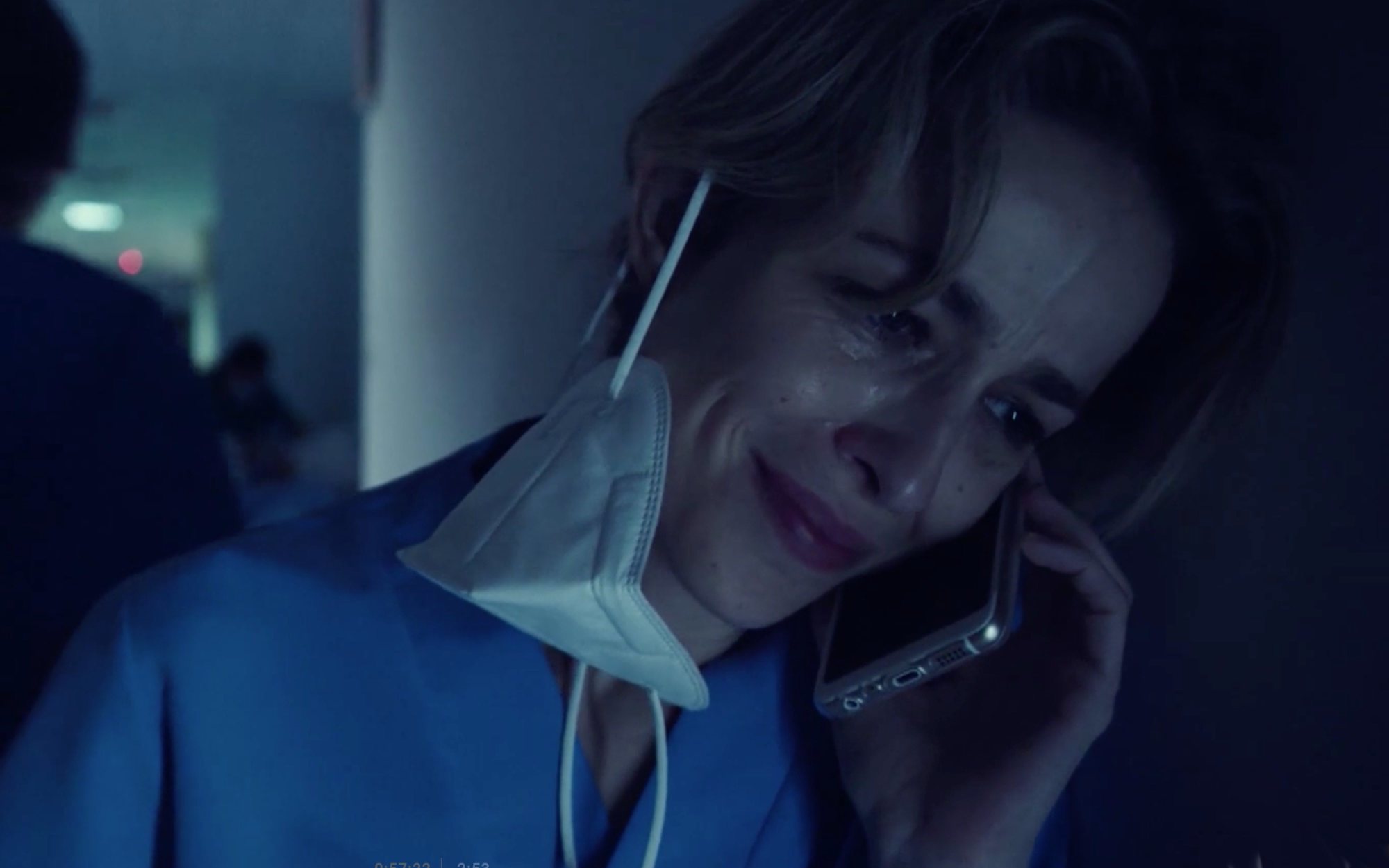 Críticas a 'Cuéntame' por la escena de María quitándose la mascarilla para hablar en un pasillo del hospital