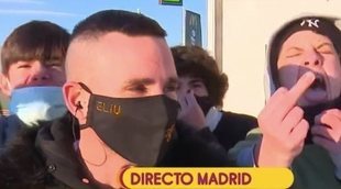 Unos jóvenes interrumpen conexión de 'Sálvame' insultando a Kiko Matamoros: "Paga a Hacienda, hijo de puta"