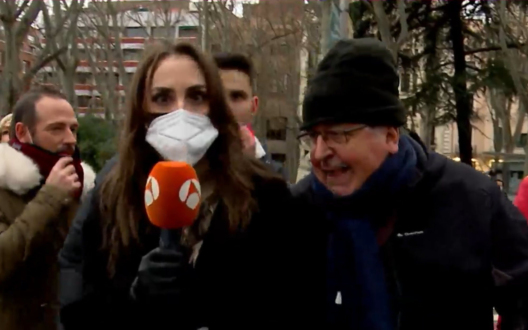 Un grupo de negacionistas del coronavirus increpa a una reportera de Antena 3: "¡Sois el demonio!"