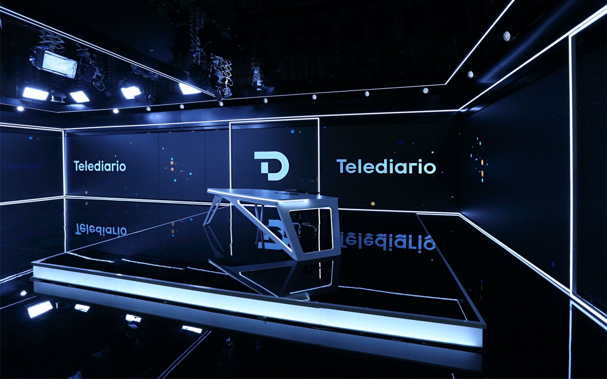 Así es el nuevo decorado de 'Telediario' de La 1, que también renueva su cabecera, sintonía y línea gráfica