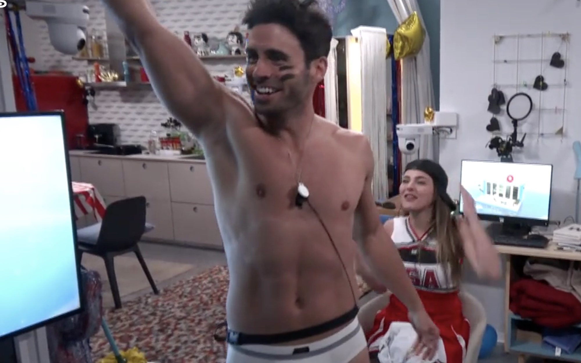 El sensual striptease de Noel Bayarri en 'Solos' acaba en beso con Marta Peñate