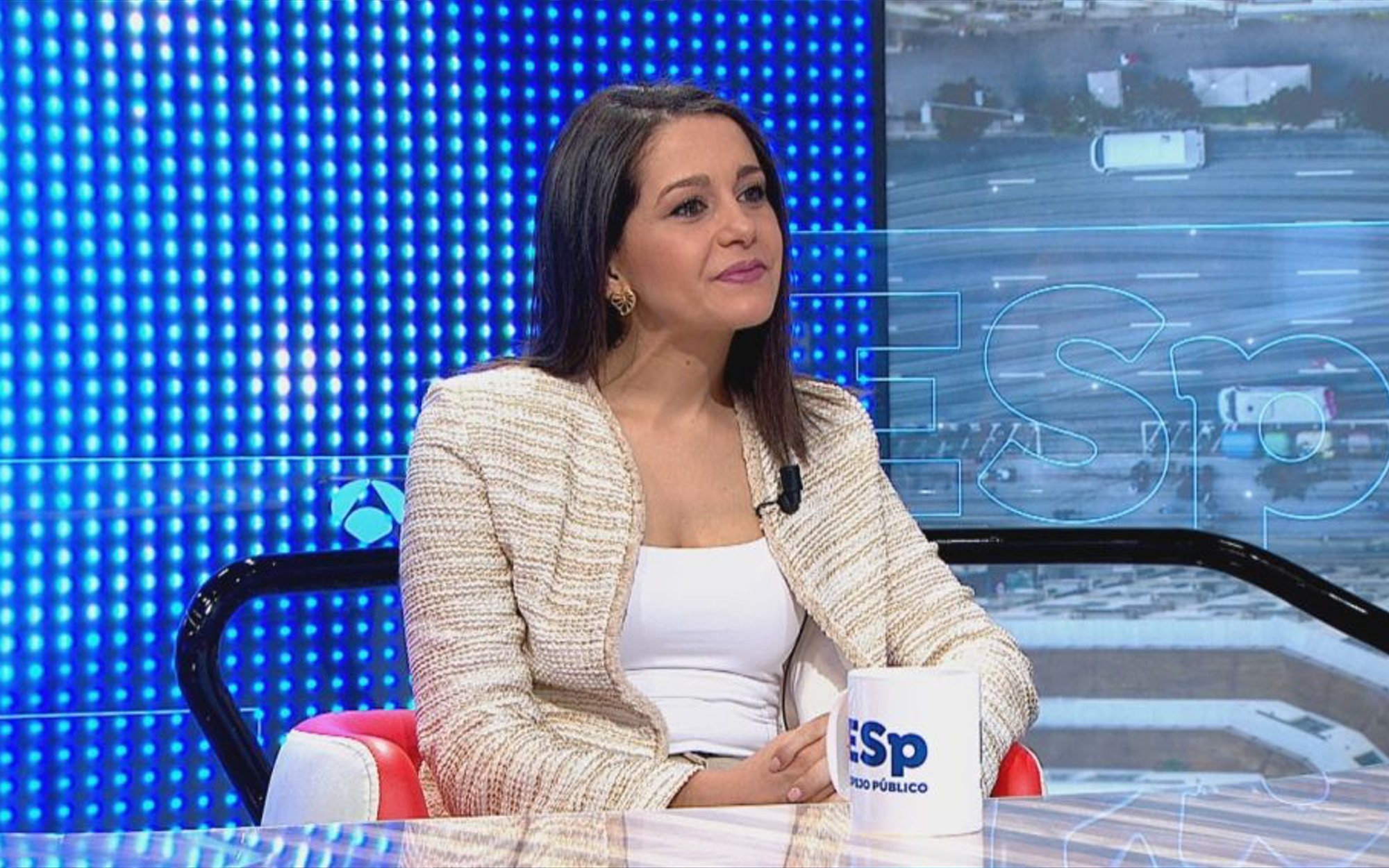 Inés Arrimadas carga contra PSOE y PP por RTVE: "Se reparten los jueces y la tele en un cuarto oscuro"