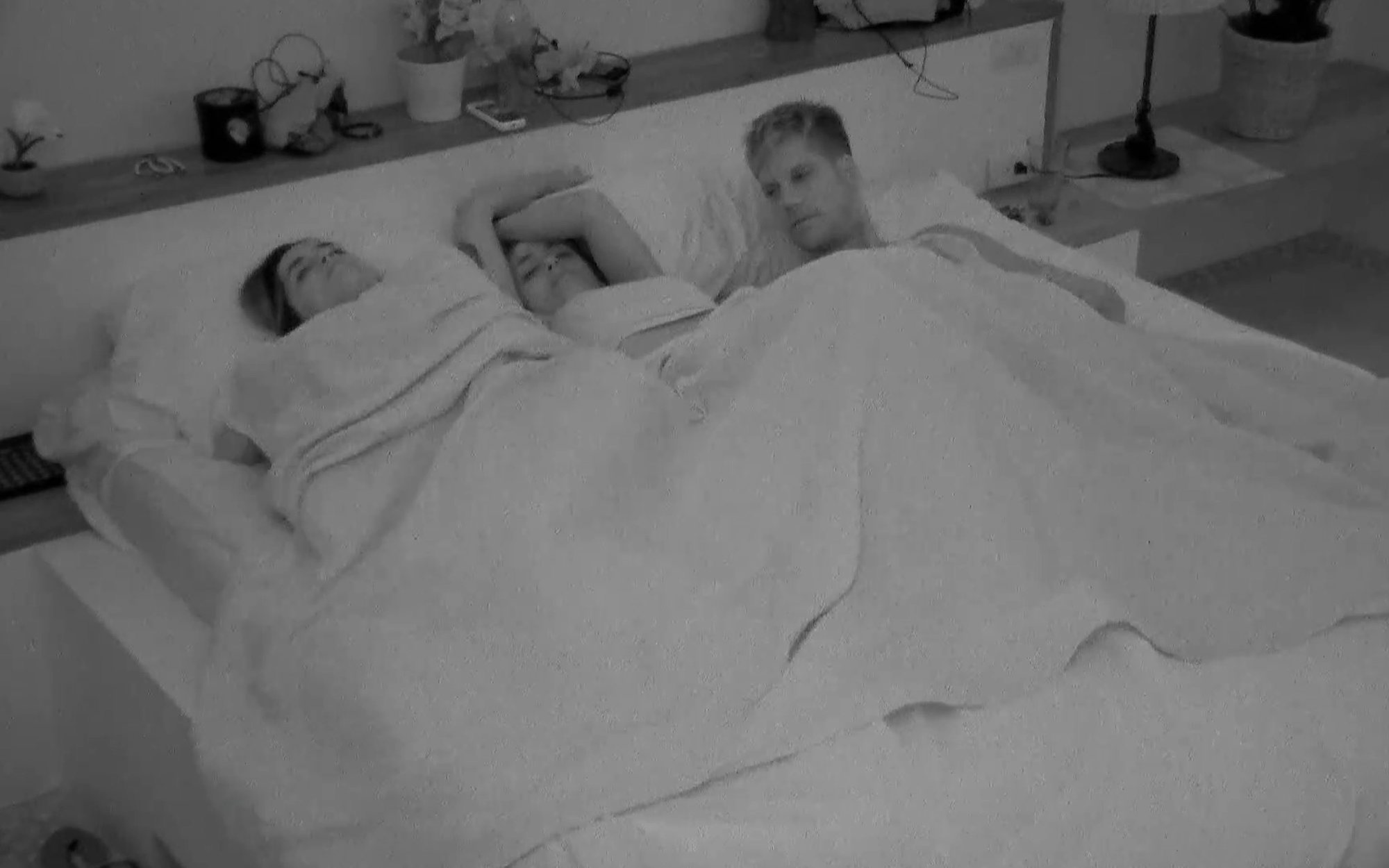 Lucía se distancia de Lola tras su lío con Carlos en 'La isla de las tentaciones': "Me siento superestafada"