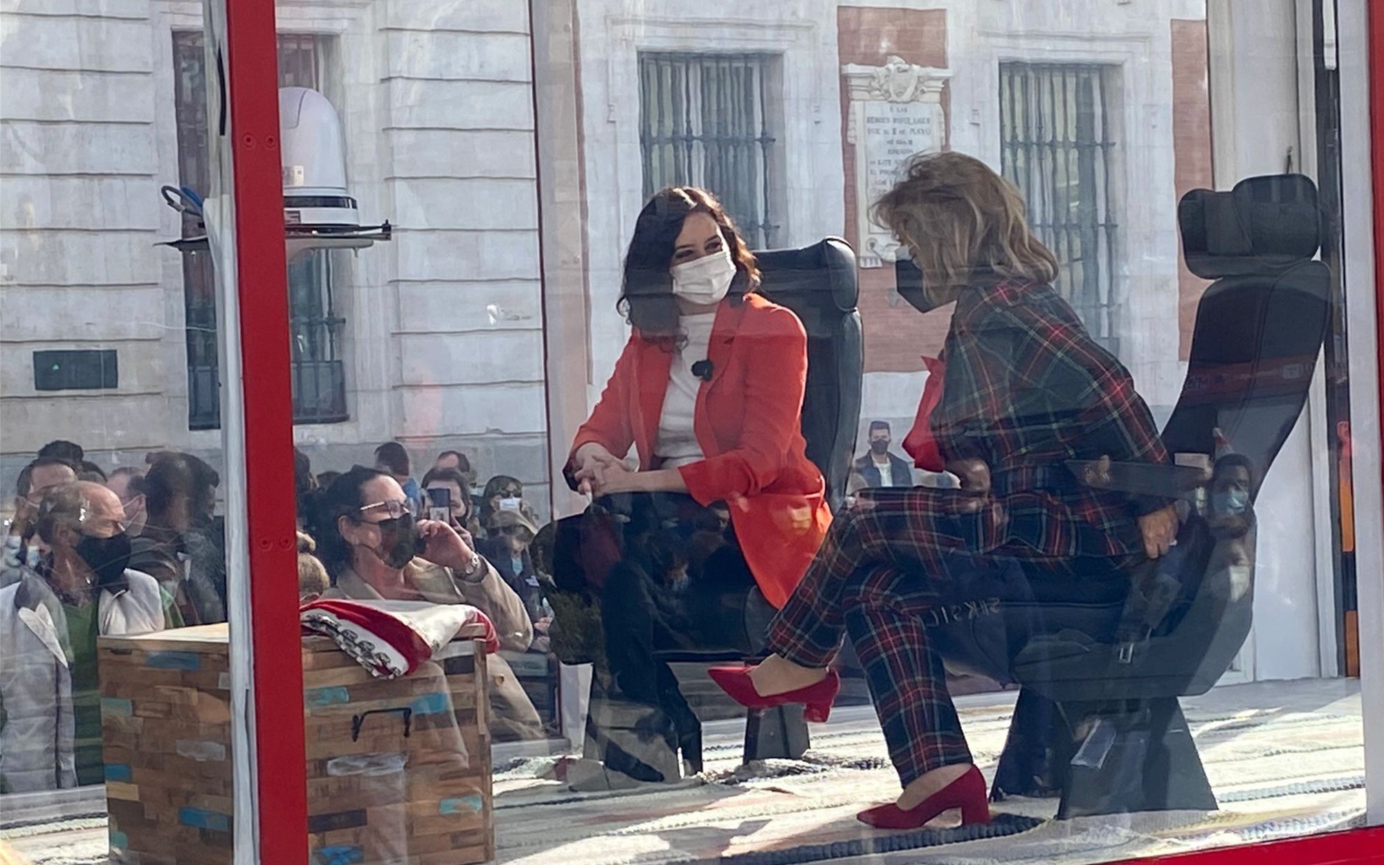 Aglomeraciones en la Puerta del Sol por ver la grabación de 'La Campos Móvil' con Isabel Díaz Ayuso