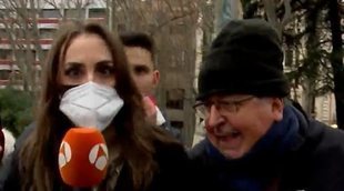 Un grupo de negacionistas del coronavirus increpa a una reportera de Antena 3: "¡Sois el demonio!"