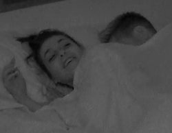Lola y Carlos se acarician mientras Lucía duerme con ellos en 'La isla de las tentaciones': "Me ha calentado"