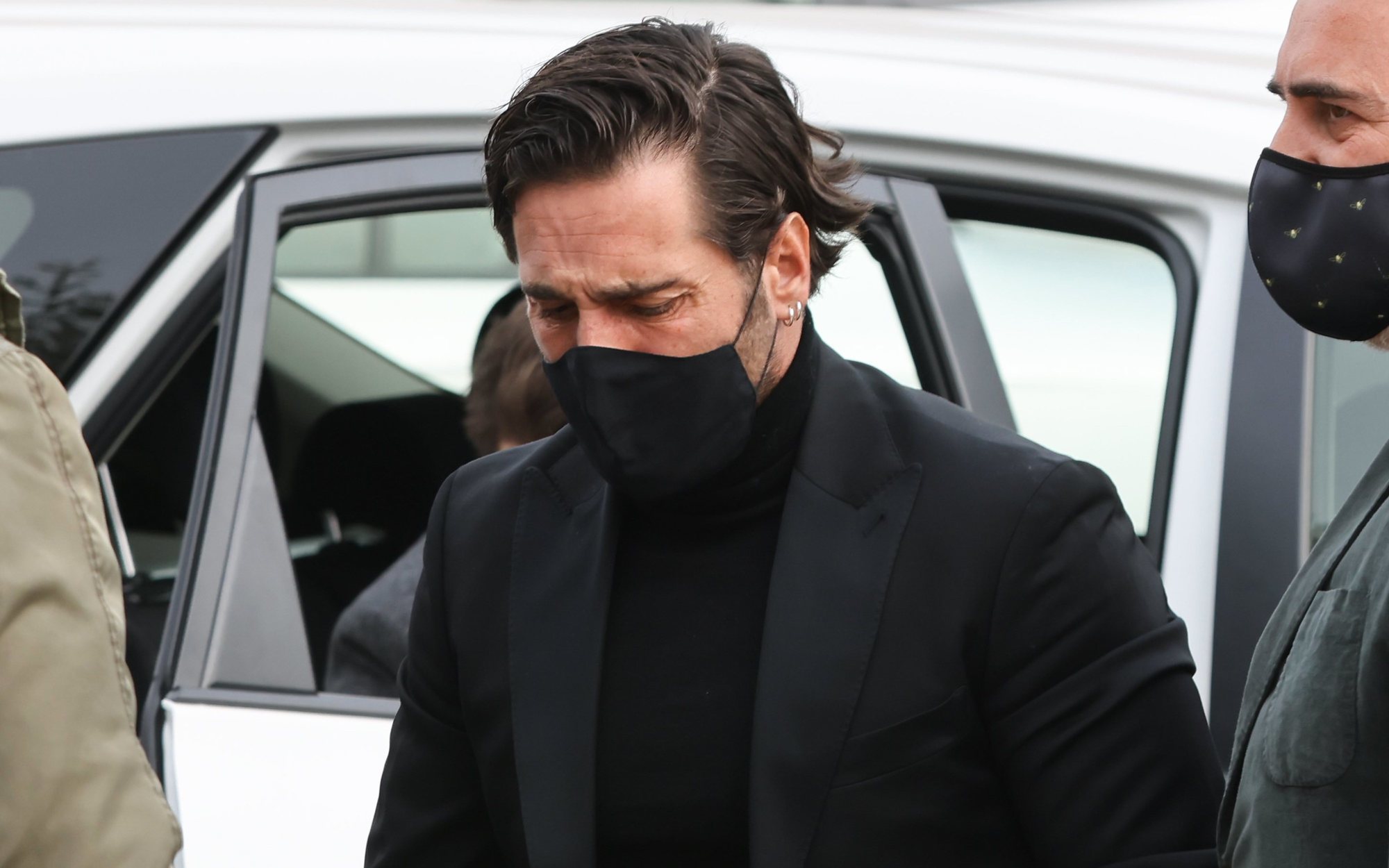 Los concursantes de 'OT 1' acompañan a la familia de Àlex Casademunt durante el funeral: "Estamos destrozados"