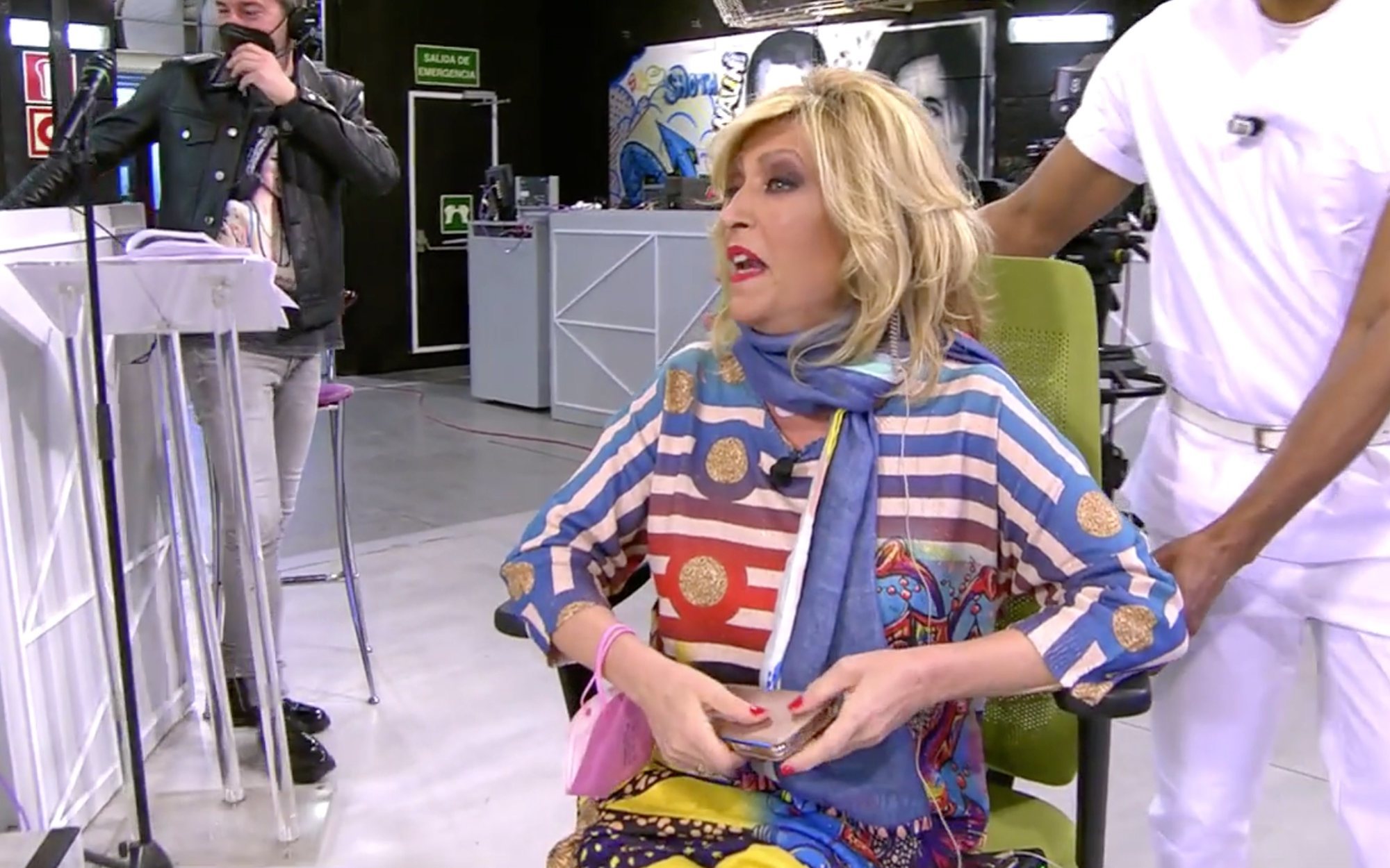 Lydia Lozano vuelve a 'Sálvame' en silla de ruedas y con cuidador personal tras su operación de cervicales