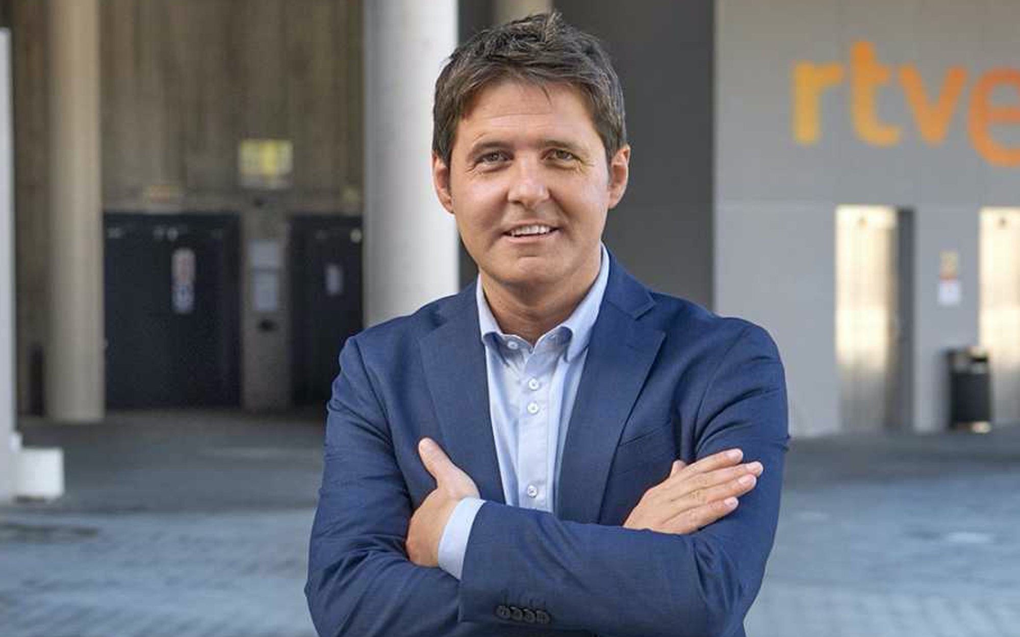 Jesús Cintora recibe una peineta en pleno directo de una simpatizante de Vox