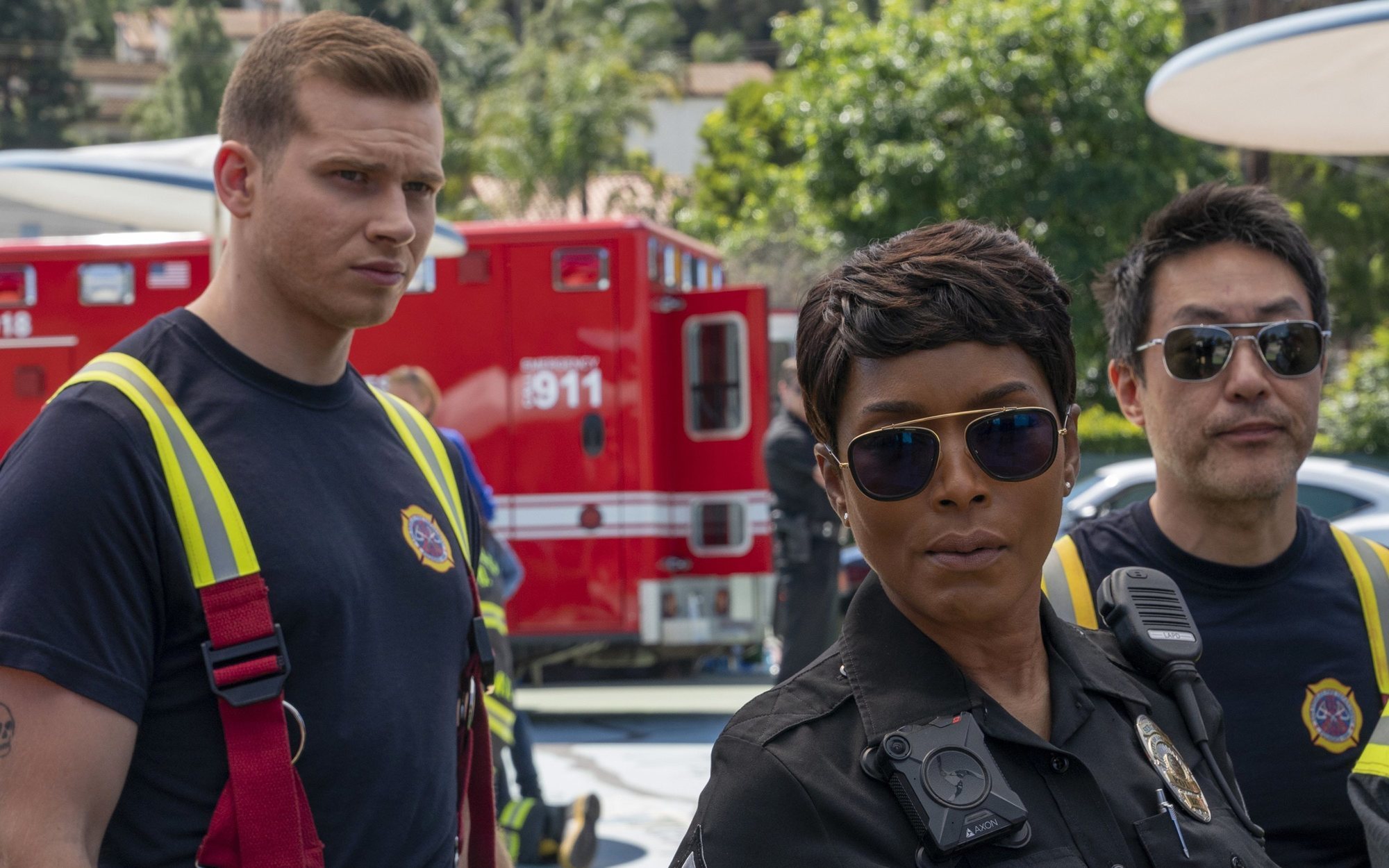 911 служба спасения сериал на русском. Одинокий звезда 911 сериал. Оливер старк сериал 911. 911 служба спасения когда выйдет. 911 служба спасения сериал майкл грант.