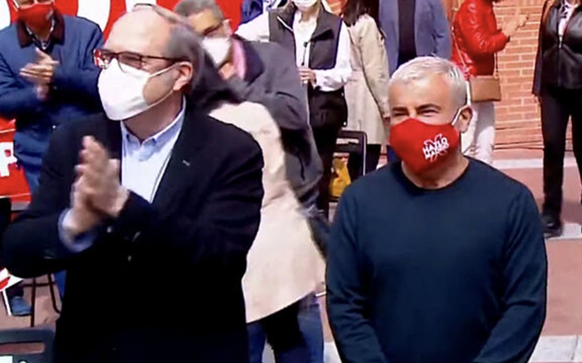 Jorge Javier Vázquez, sentado junto a Gabilondo en el mitin del PSOE en Vallecas