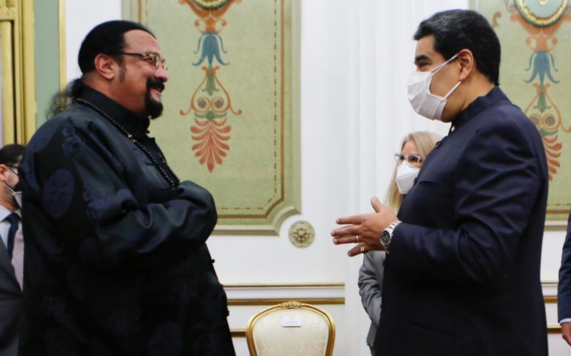 Steven Seagal le hace un inesperado regalo a Nicolás Maduro que inunda las redes de memes