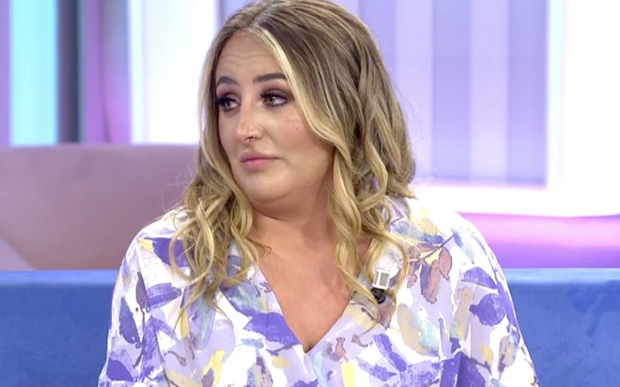 Así ha reaccionado Rocío Flores al enterarse en directo de que su hermano ha declarado contra Rocío Carrasco