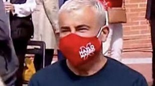 Jorge Javier Vázquez, sentado junto a Gabilondo en el mitin del PSOE en Vallecas