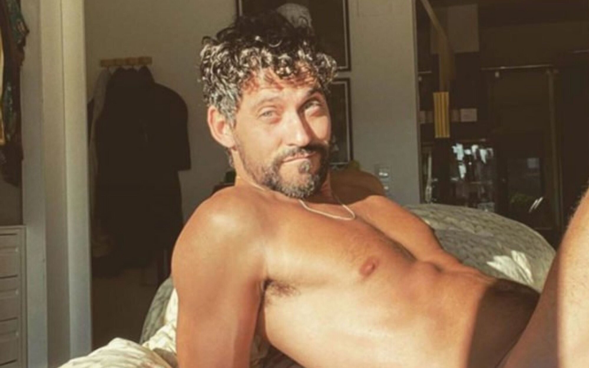 El último desnudo integral de Paco León, despidiéndose de la playa: "Toca rodar en Madrid"