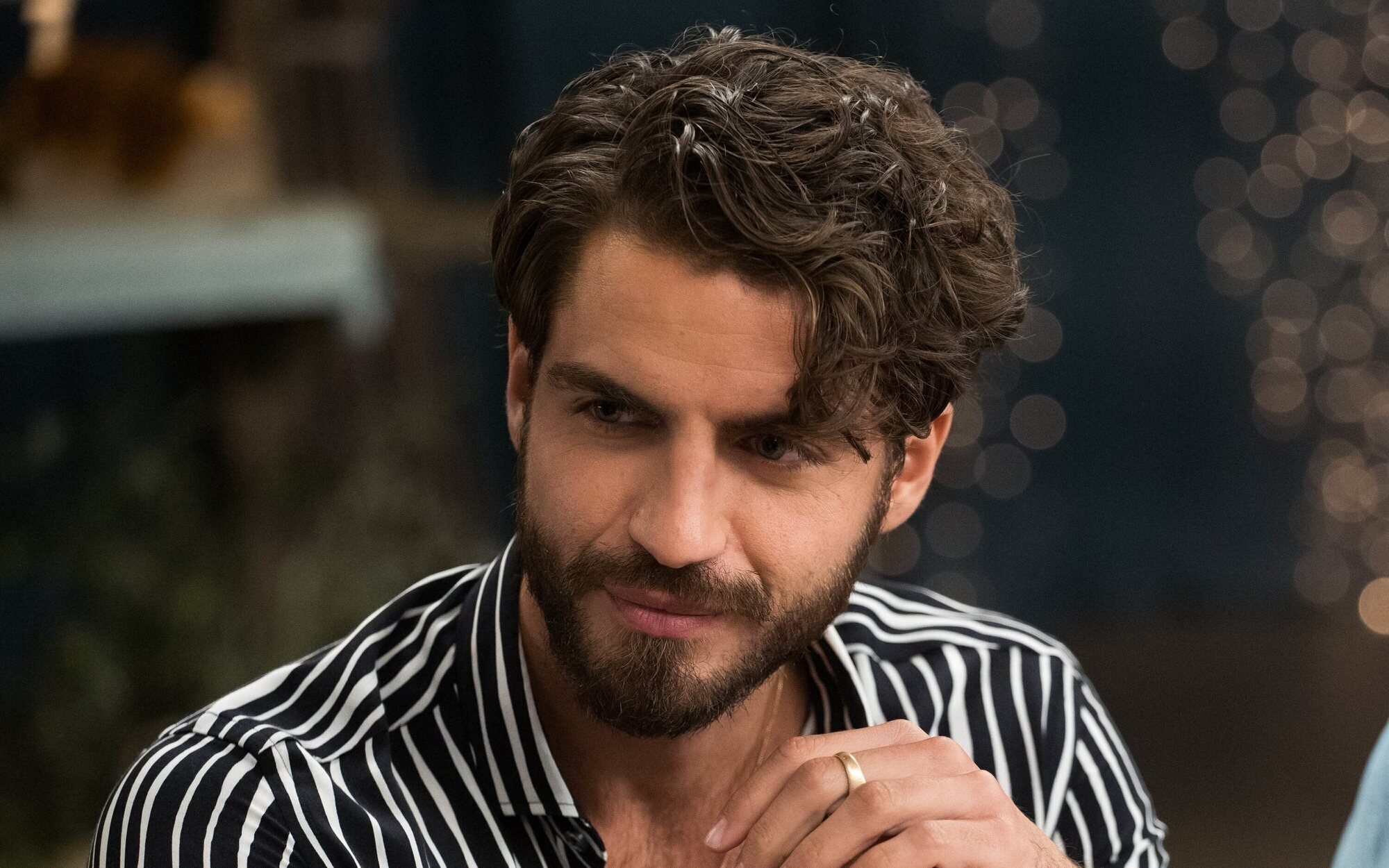 Maxi Iglesias sube la temperatura con un posado veraniego completamente desnudo