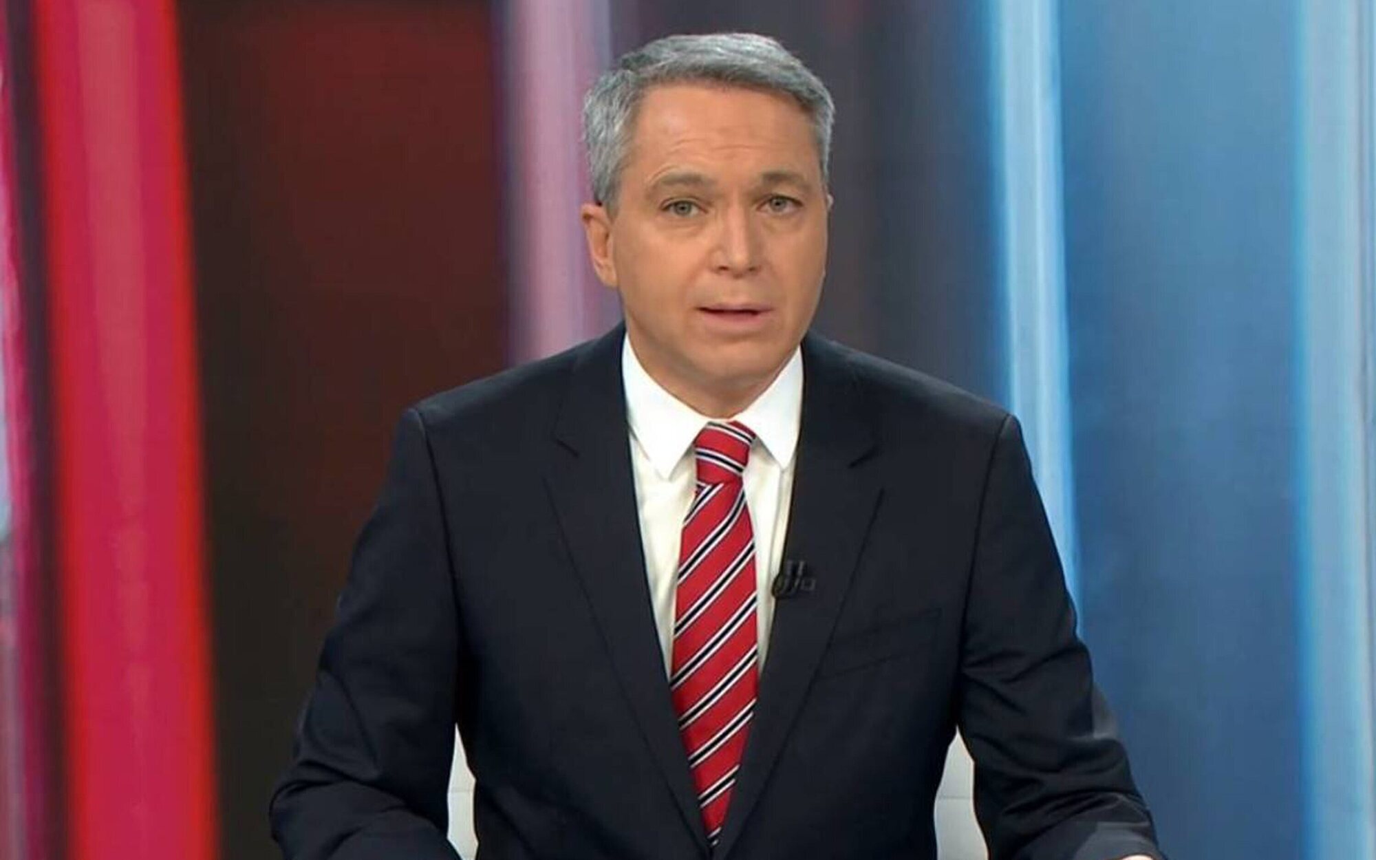 Vicente Vallés "salva" a un reportero de 'Antena 3 Noticias' tras sufrir un problema en directo