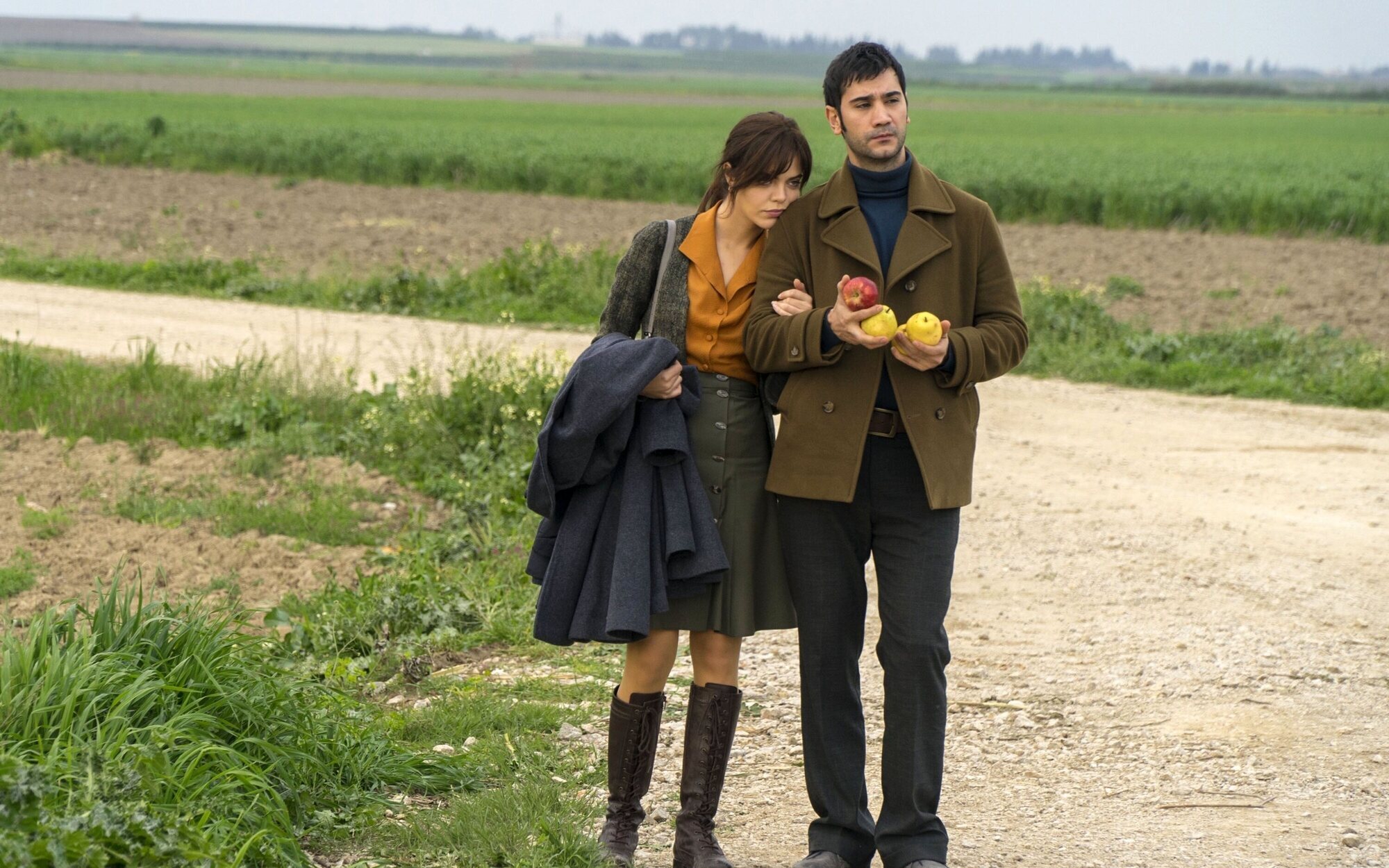 El estreno de 'Tierra amarga' seduce al 12,8% frente a 'Conexión Honduras', que baja a un 18,9%