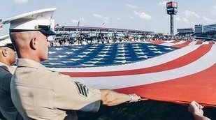 El NASCAR Coca-Cola 600 brilla en una noche plagada de reposiciones en la competencia