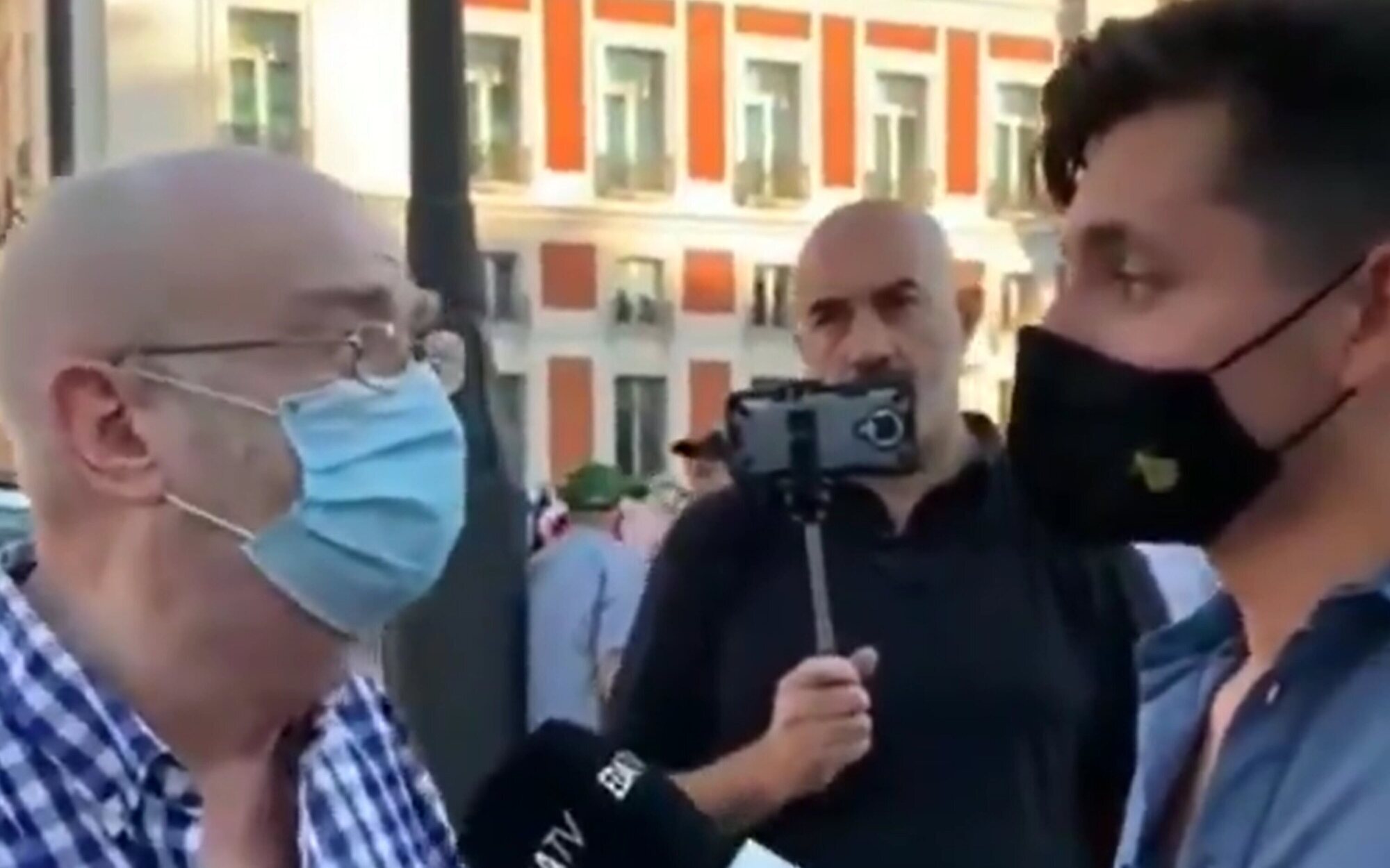 El zasca a un reportero de EDA TV, plataforma de 'Estado de alarma': "Para ser periodista bien tonto que eres"