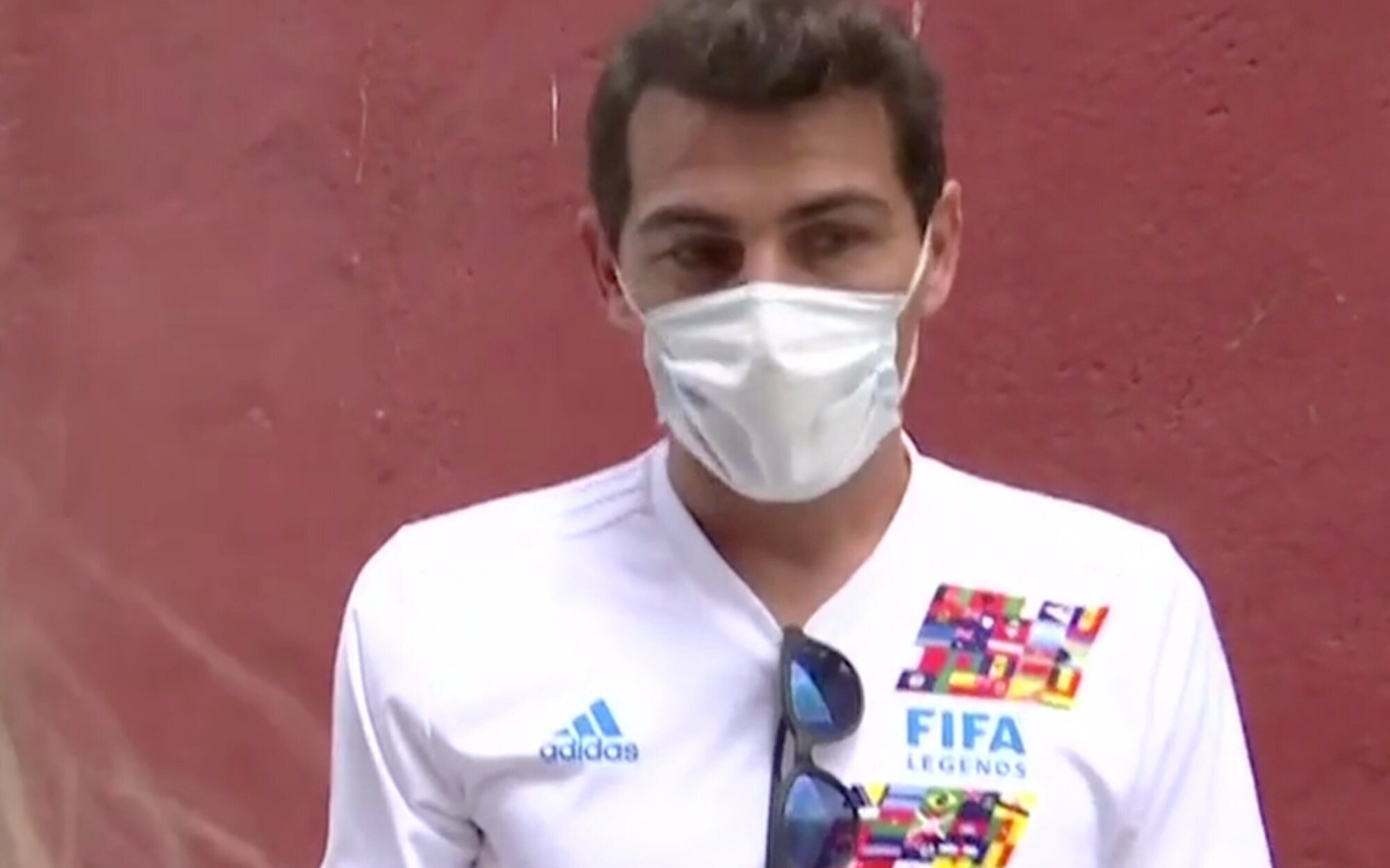 Iker Casillas se encara a 'Socialité', que sufre el boicot por parte de los vecinos del futbolista