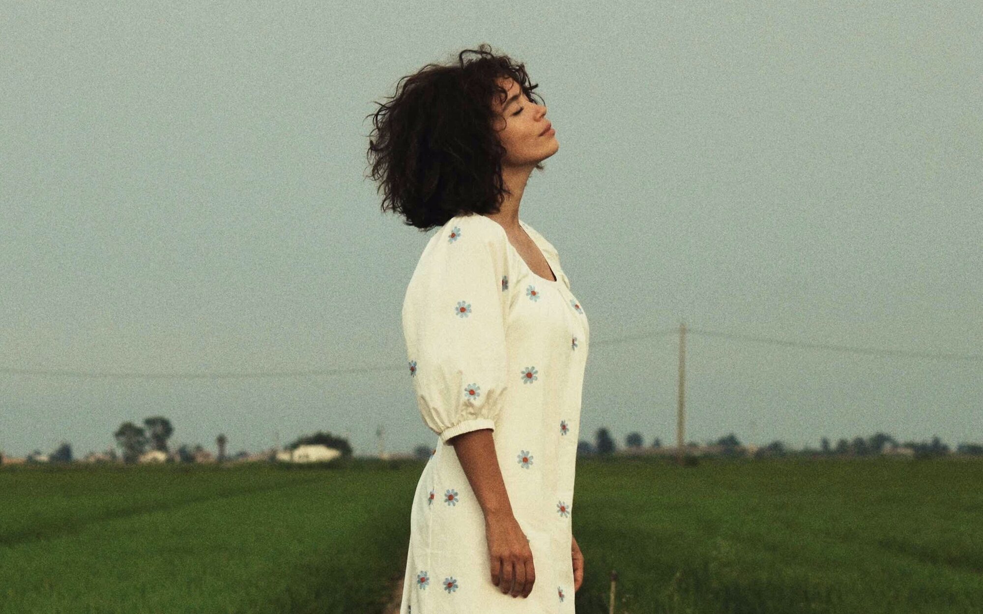 Carol Rovira presenta su cuarto single, "Verde Amarillo Azul", junto a Anthony Ocaña