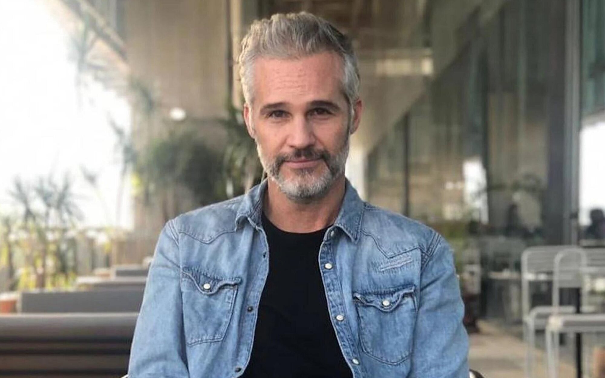 Juan Pablo Medina ('La casa de las flores') se recupera de la trombosis que le ha hecho perder la pierna