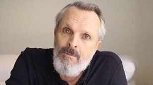 Miguel Bosé preocupa con su estado en un acto negacionista: Sin equilibrio, desconcertado y hablando solo