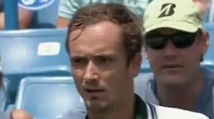 El tenista Medvedev patea una cámara tras chocarse contra ella: "Casi me rompo la mano"