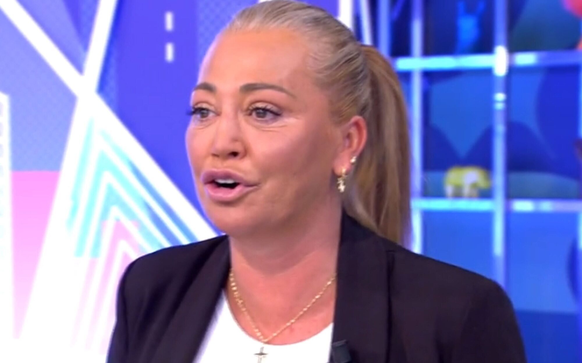 Belén Esteban, totalmente afónica, se atreve a cantar su mítico tema tras la boda de Anabel Pantoja