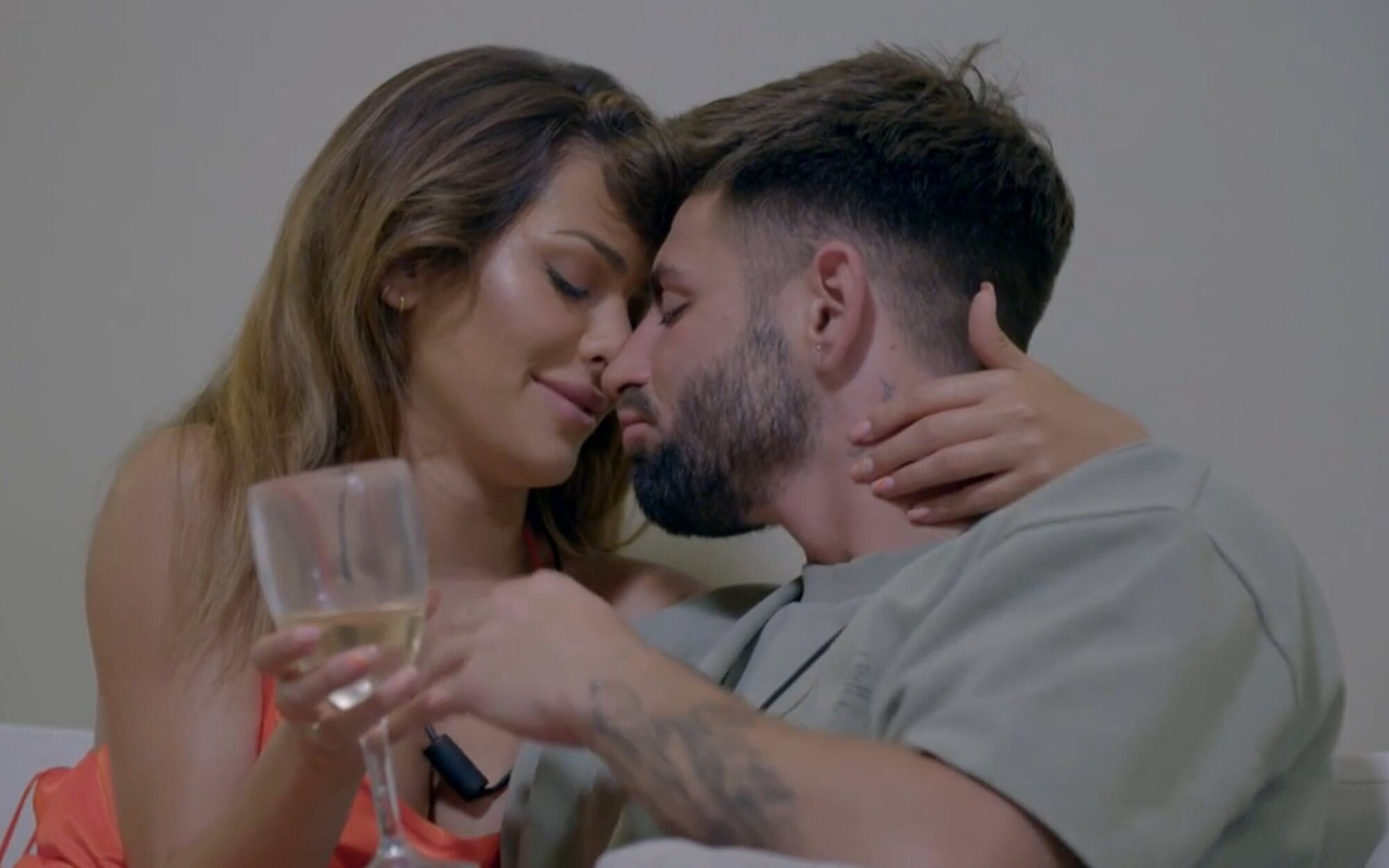 Bela Saleem e Isaac Torres se besan en su segunda noche juntos en 'La última tentación': "Me gustas"