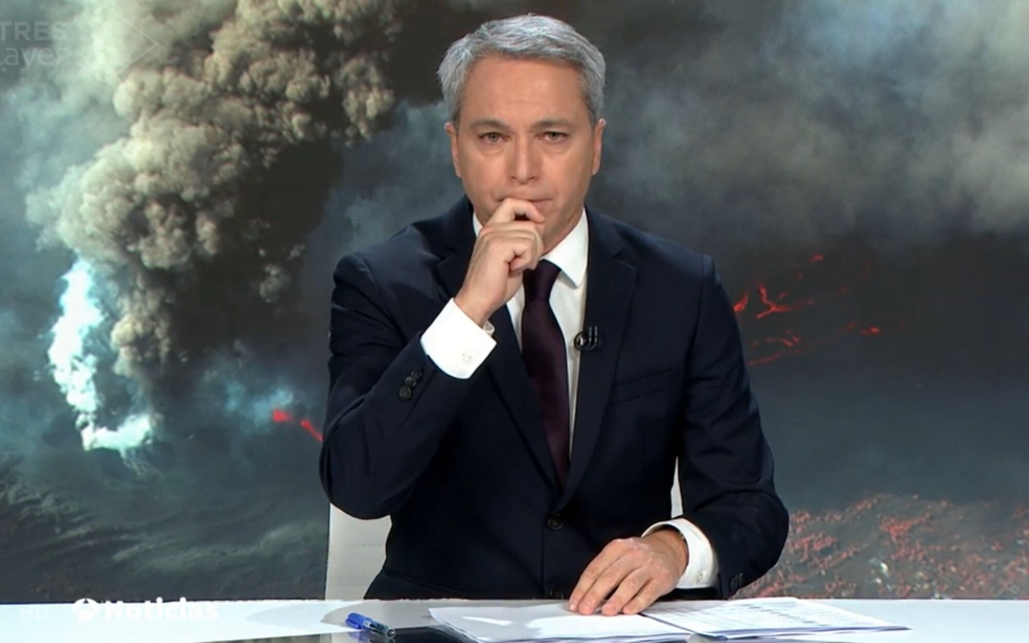 Vicente Vallés se ve obligado a interrumpir 'Antena 3 noticias 2' por un inoportuno ataque de tos