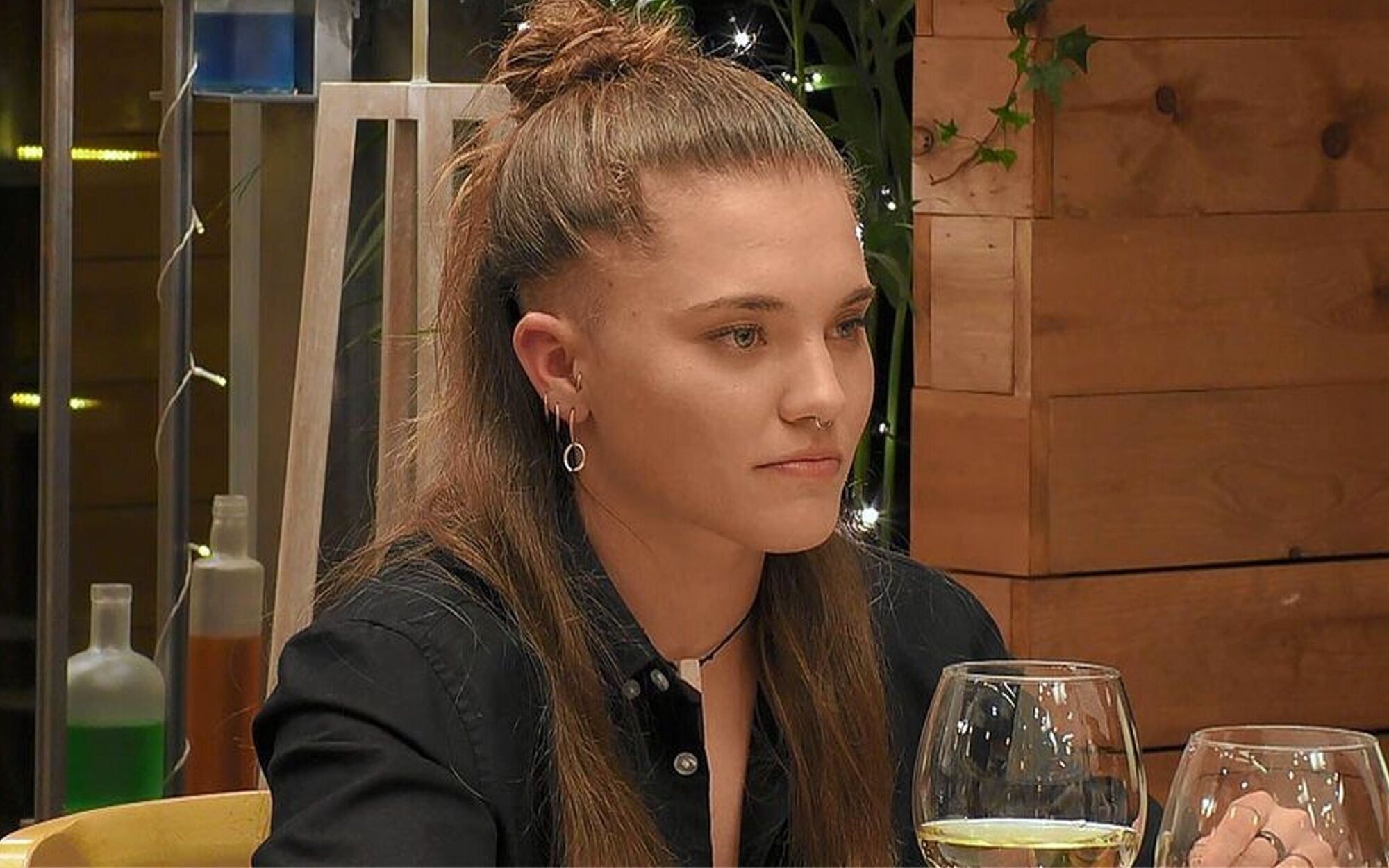 Una comensal de 'First Dates' se traga un chicle de los nervios: "Soy muy rara, ¿no ves que soy de Cataluña?"