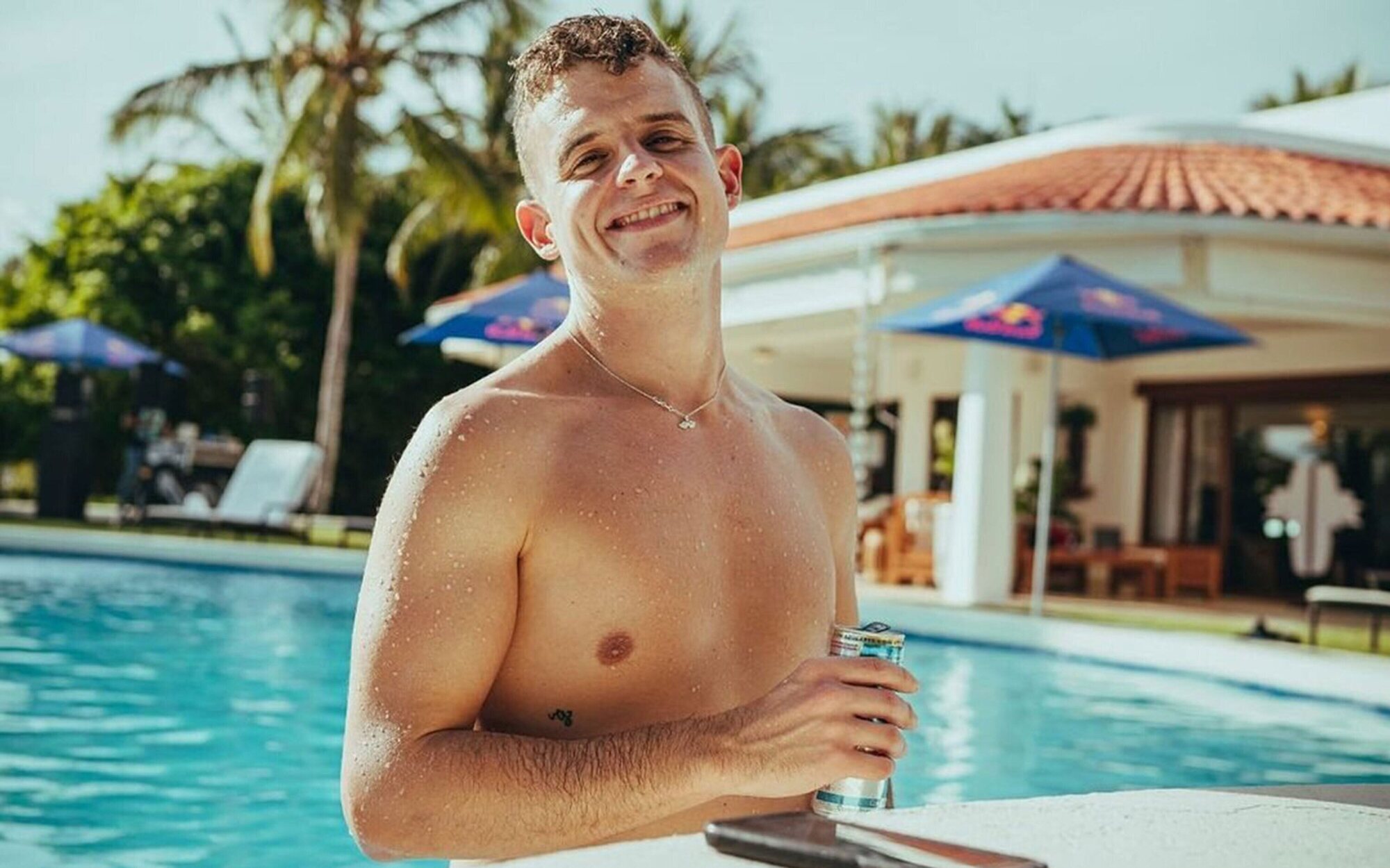 Arkano habla abiertamente de su sexualidad: "Han pasado cositas en baños con chicos"