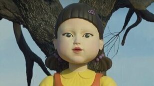 La muñeca gigante de 'El juego del calamar' aparece en Seúl, ante la atónita mirada de los transeúntes