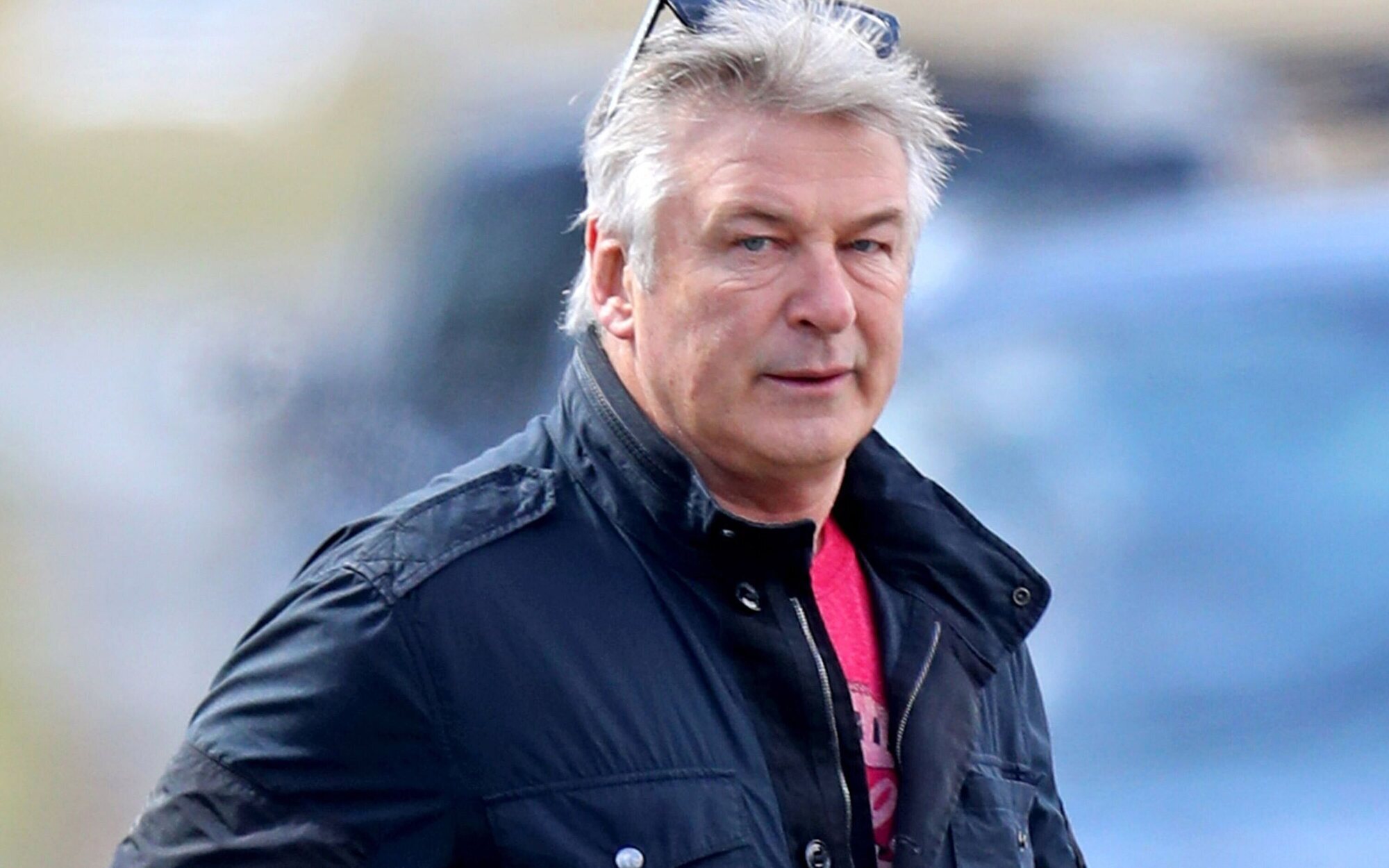 Alec Baldwin exige que haya policía en los rodajes con armas tras la muerte de Halyna Hutchins