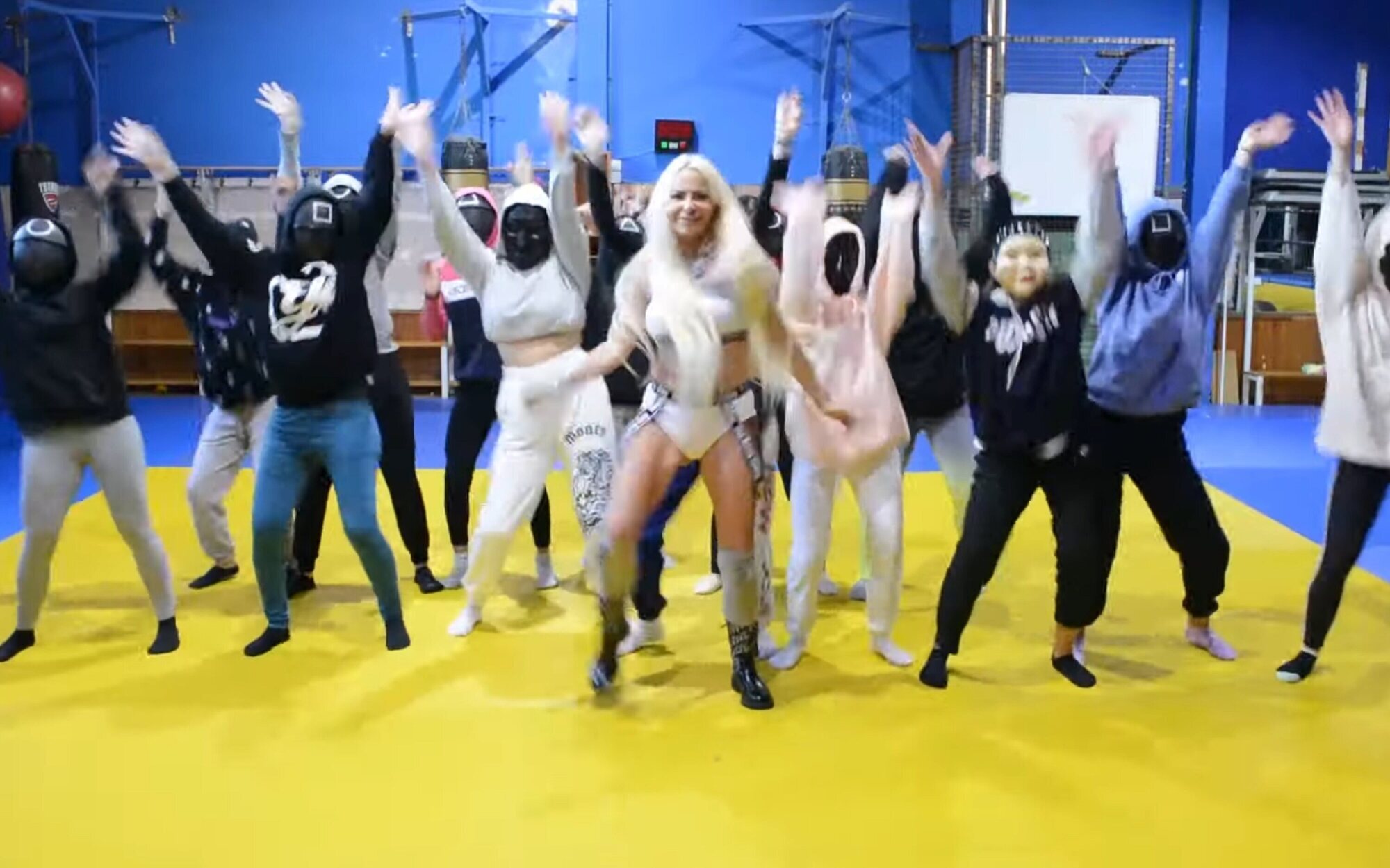 Leticia Sabater vuela desnuda y se sumerge en 'El juego del calamar' en su single navideño