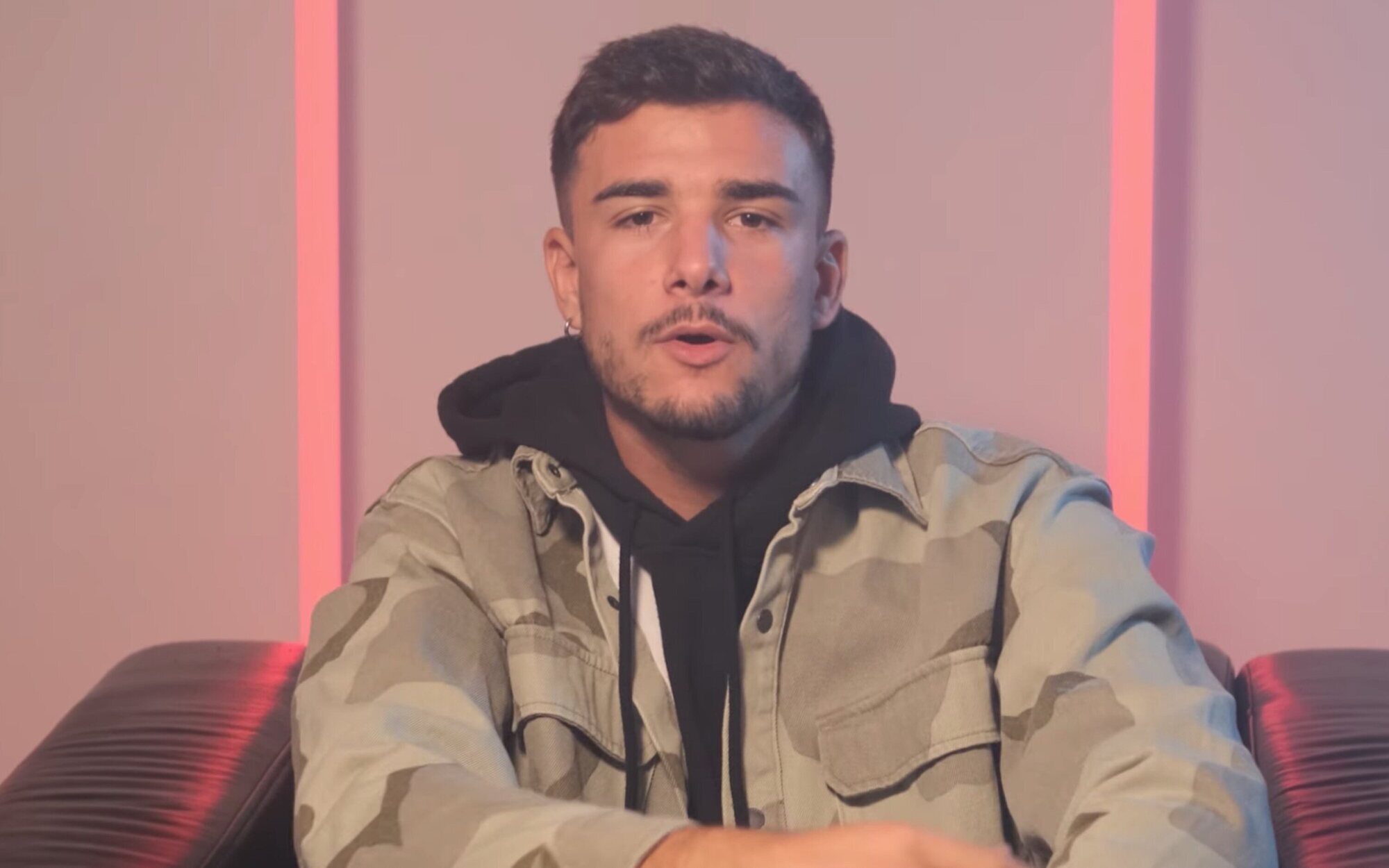 Adrián, concursante de 'Amor con fianza', retoma su faceta musical con spoilers y pullas para el reality