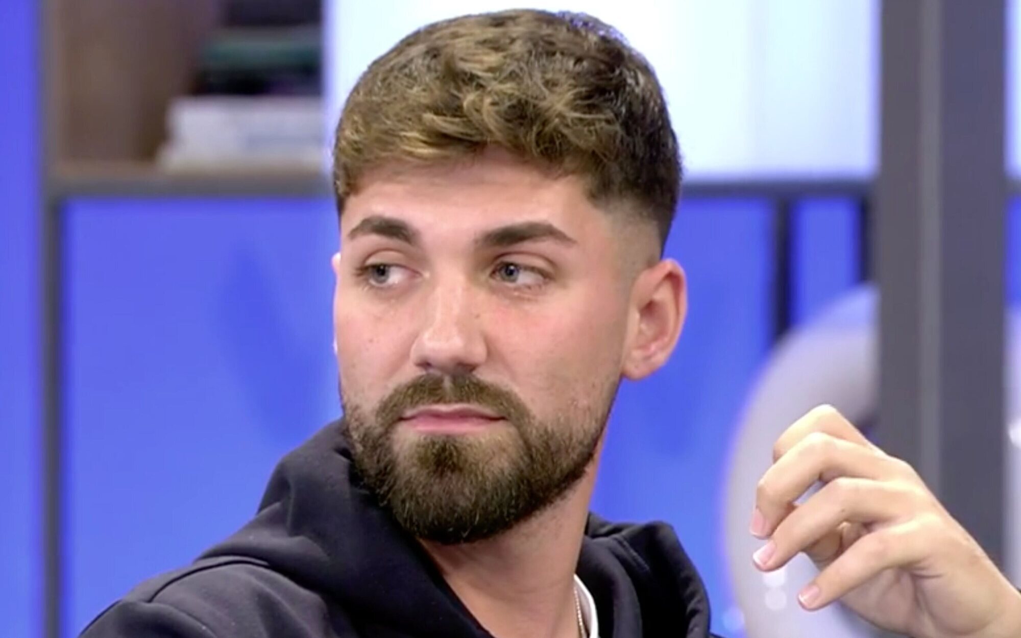 Alejandro Albalá abandona 'Viva la vida' tras ser cuestionado por Raquel Bollo al enseñar un audio de Isa P