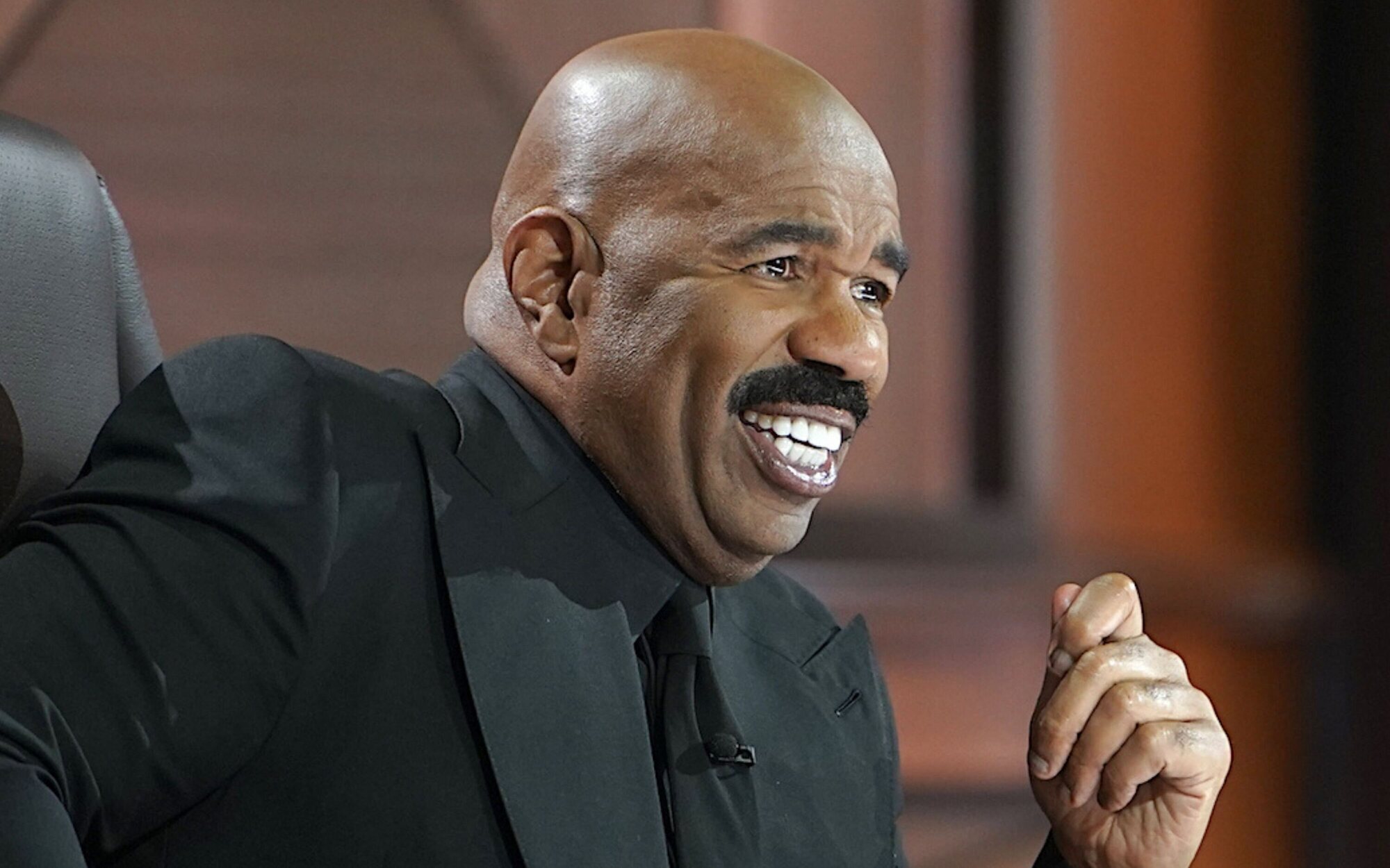 El estreno de 'Judge Steve Harvey' pisa fuerte en una noche liderada por 'FBI'