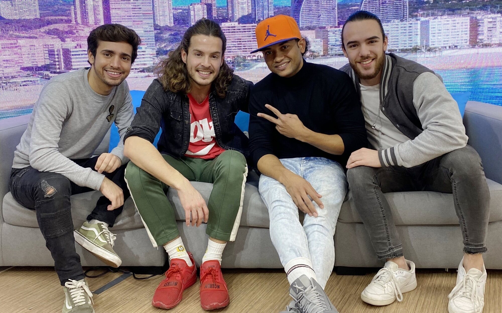 Unique sorprende sobre el escenario del Benidorm Fest con un beso entre Valen y Matt