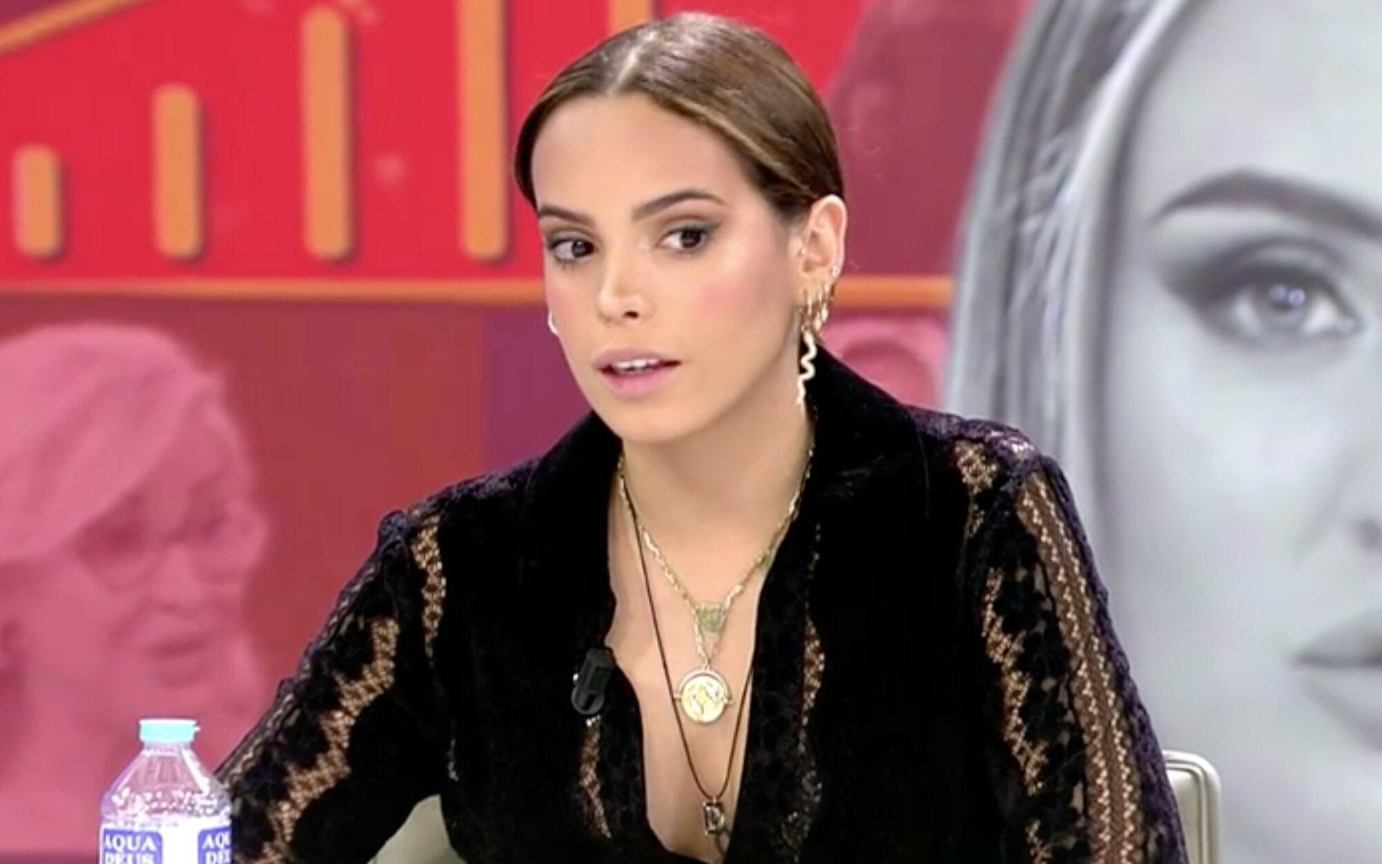 Gloria Camila pide a Rocío Carrasco que le enseñe los documentos de su madre antes de la emisión del programa