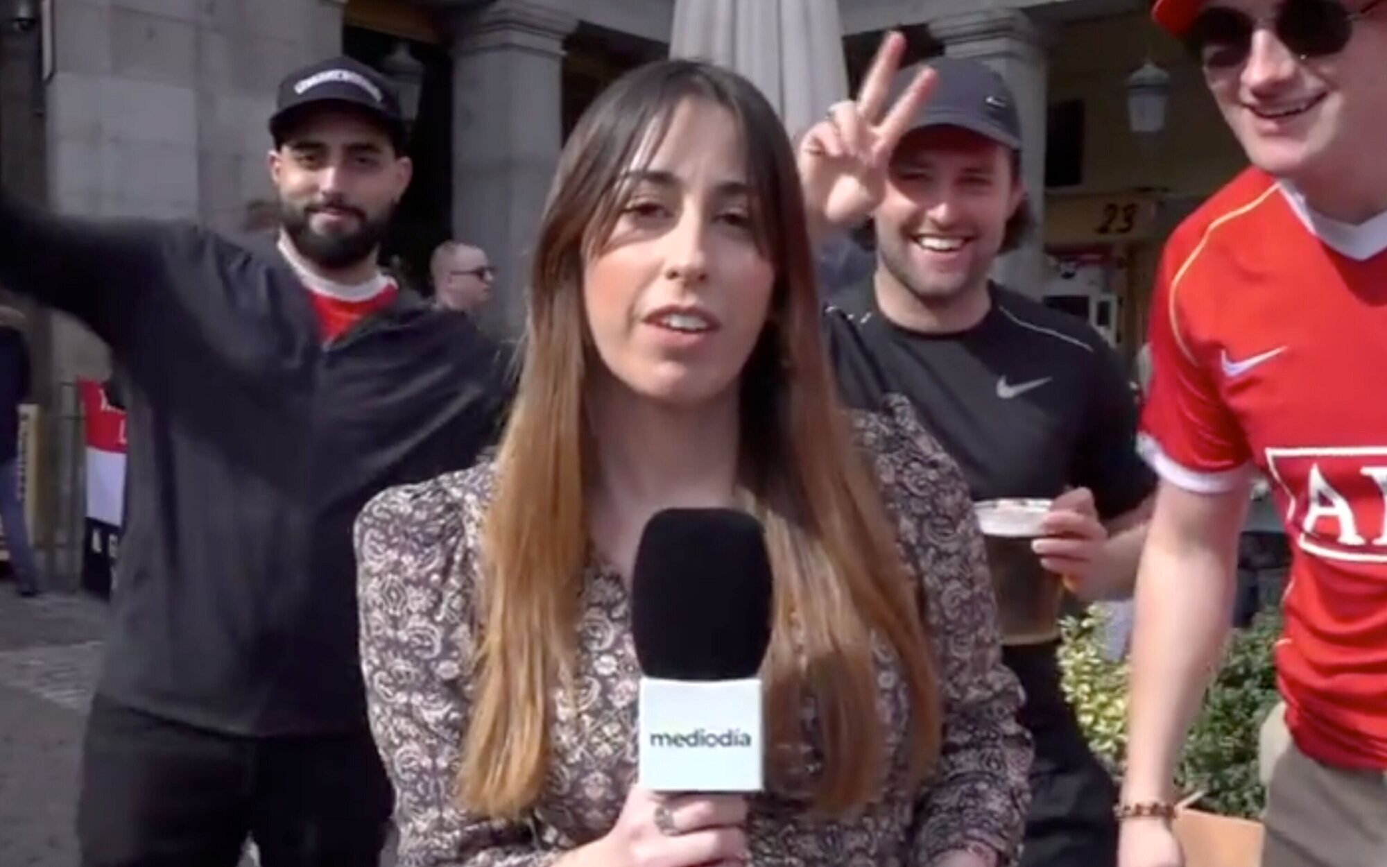 Los hooligans complican una conexión en directo de 'Ya es mediodía' al acosar a su reportera