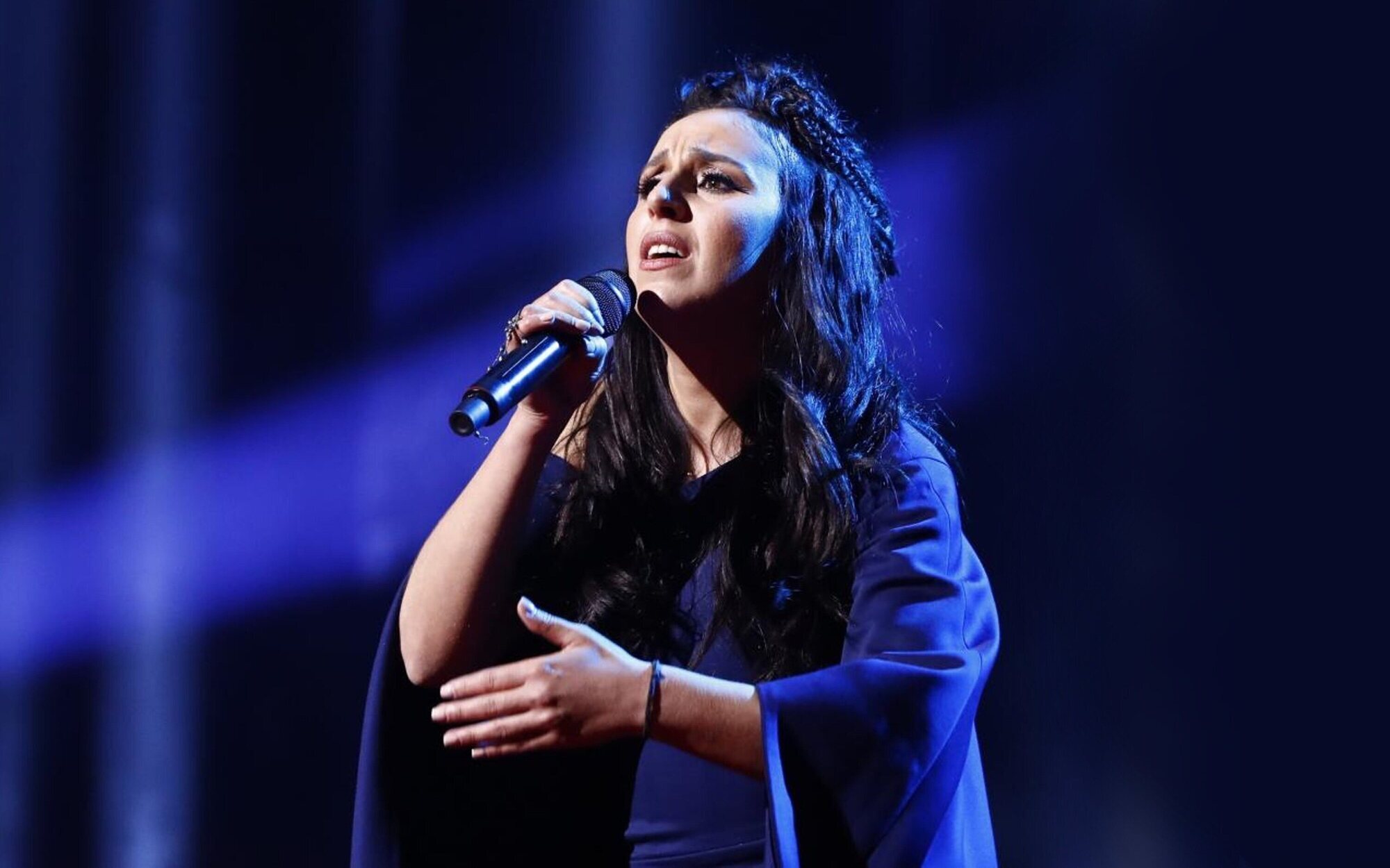 Jamala, ganadora de Eurovisión 2016, escapa de Ucrania por la guerra, mientras su marido lucha en el frente
