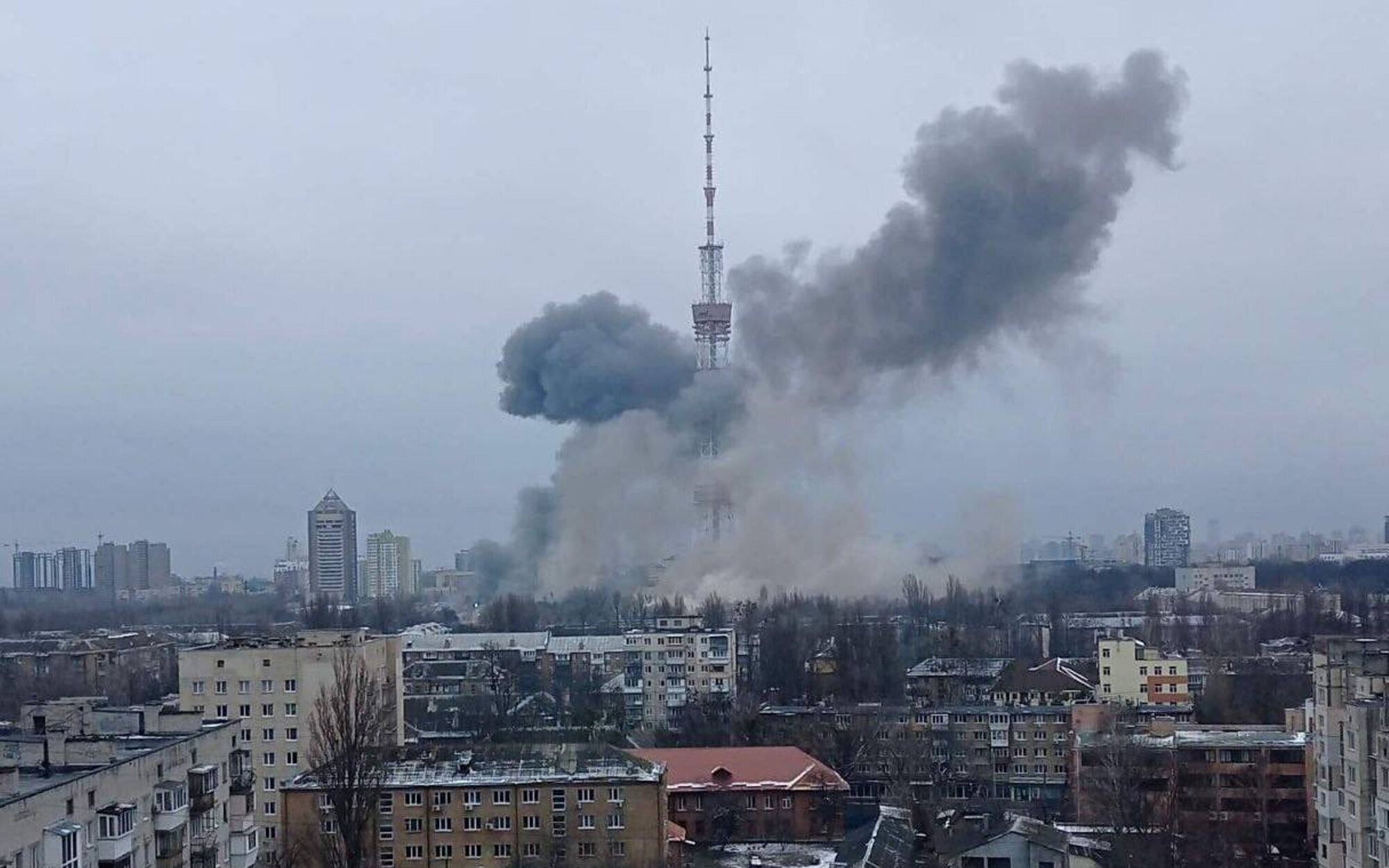 Rusia bombardea la torre de televisión de Kiev, dejando al país sin señal