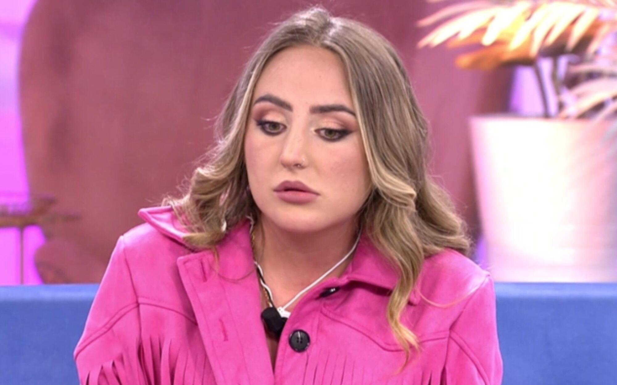 Rocío Flores se niega a hablar de la infidelidad de su novio y culpa a Rocío Carrasco del "fusilamiento"