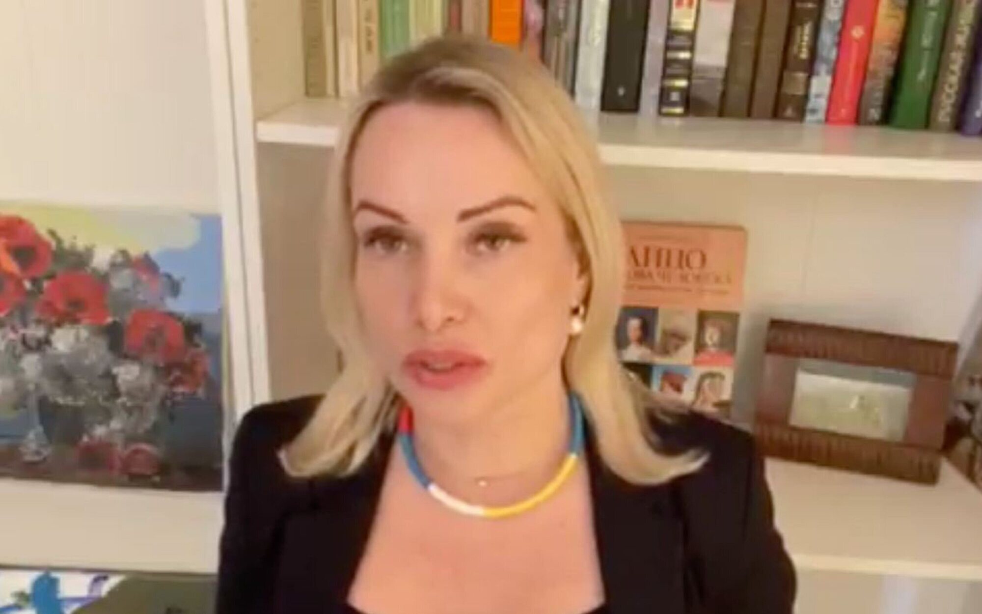 La valiente irrupción de Marina Ovsyannikova en la televisión rusa: "No creáis la propaganda, están mintiendo"