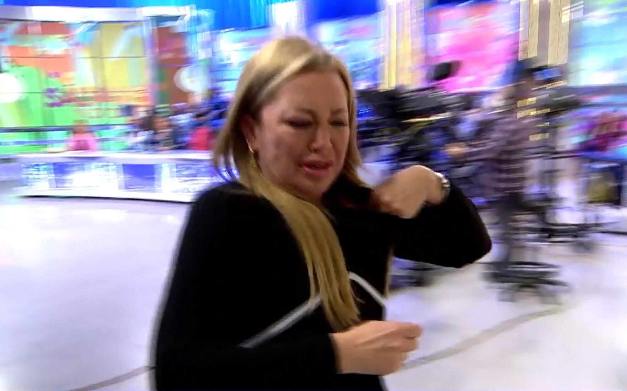 Belén Esteban deja el plató de 'Sálvame' al borde del llanto por una réplica de María Patiño: "Lo paso mal"