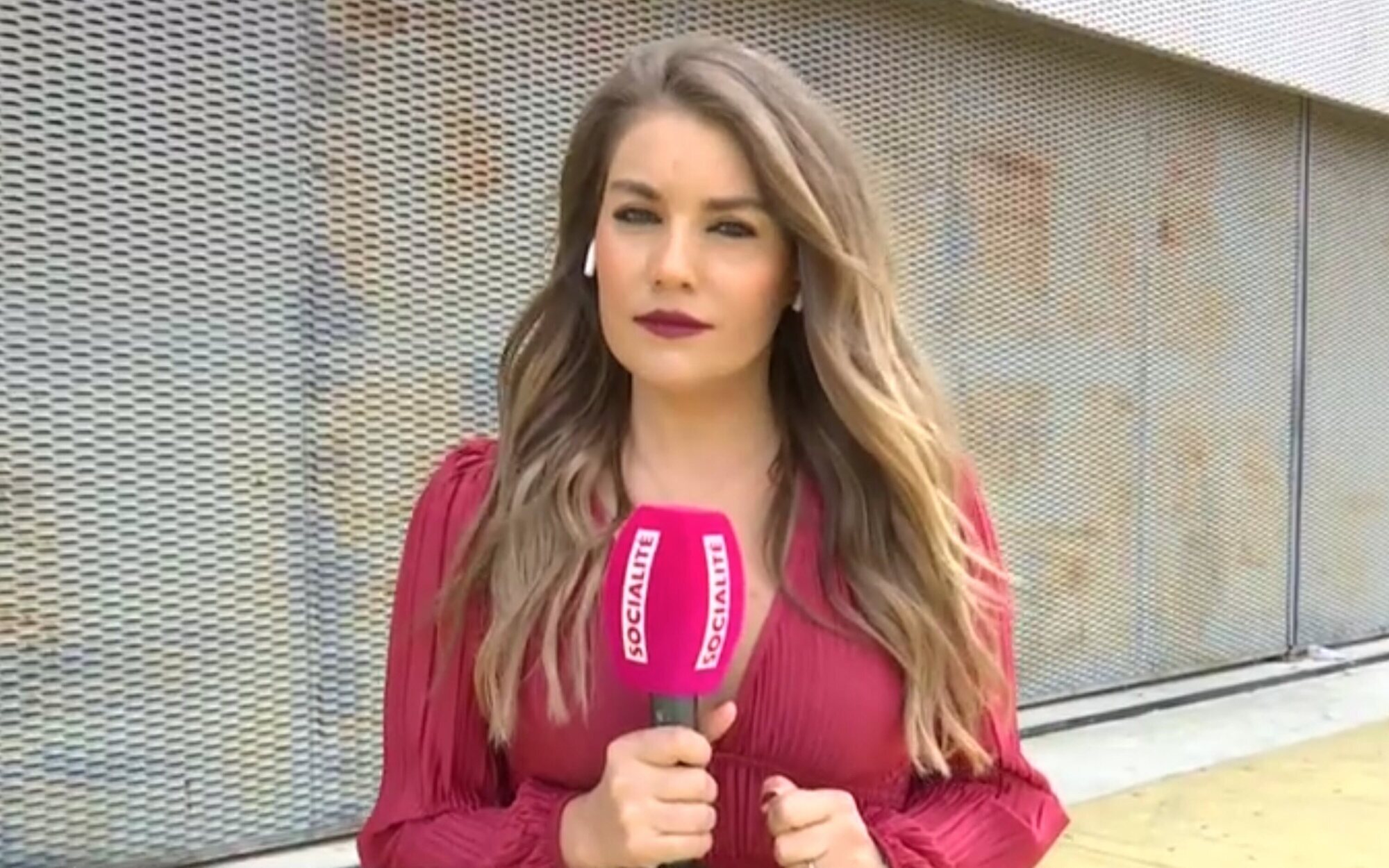 La seguridad de Kiko Rivera incita a "agredir" a una reportera de 'Socialité' con cuatro peinetas incluidas