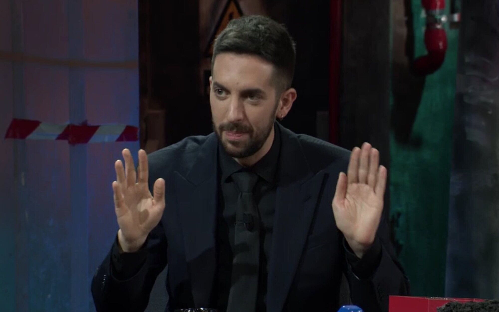 'La resistencia' desnuda por completo a un hombre y le pinta de verde para solucionar un problema con el croma